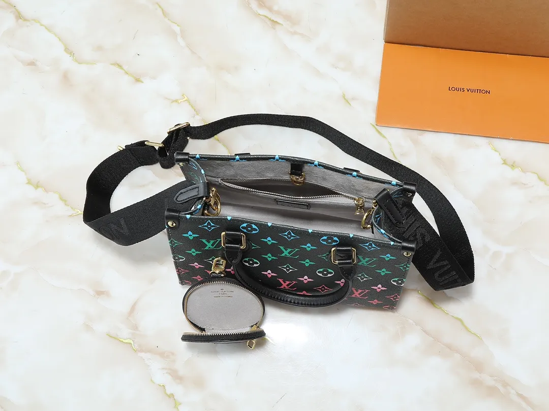 💰260💰Upgraded original version 🔥New style🔥M45659 M46373 M44571 This small OnTheGo handbag is made of Monogram and Monogram Reverse canvas, with the Monogram Giant pattern embellished on it. The Toron handle and the jacquard textured shoulder strap decorated with the brand's logo create a visual contrast, and the detachable coin bag is suitable for storing change or small items. It combines fashionable charm with various functions, making it a good daily companion. 25.0 x 19.0 x 11.5 cm (length x height x width)