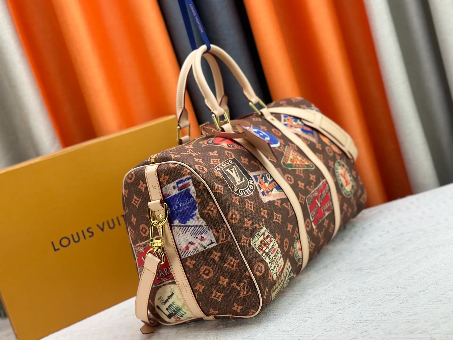 P360 M41418 M14736 This model is "Kipol 45" sewn with a single piece of canvas. The Louis Vuitton travel sticker pack creates a gorgeous vibe and is perfect for any traveler. The leather trimming that further enhances the retro-style charm is also attractive. The optional carry-on bag (which varies by airline and device used) features two top handles and removable and adjustable shoulder straps for multiple carrying options.  45,0