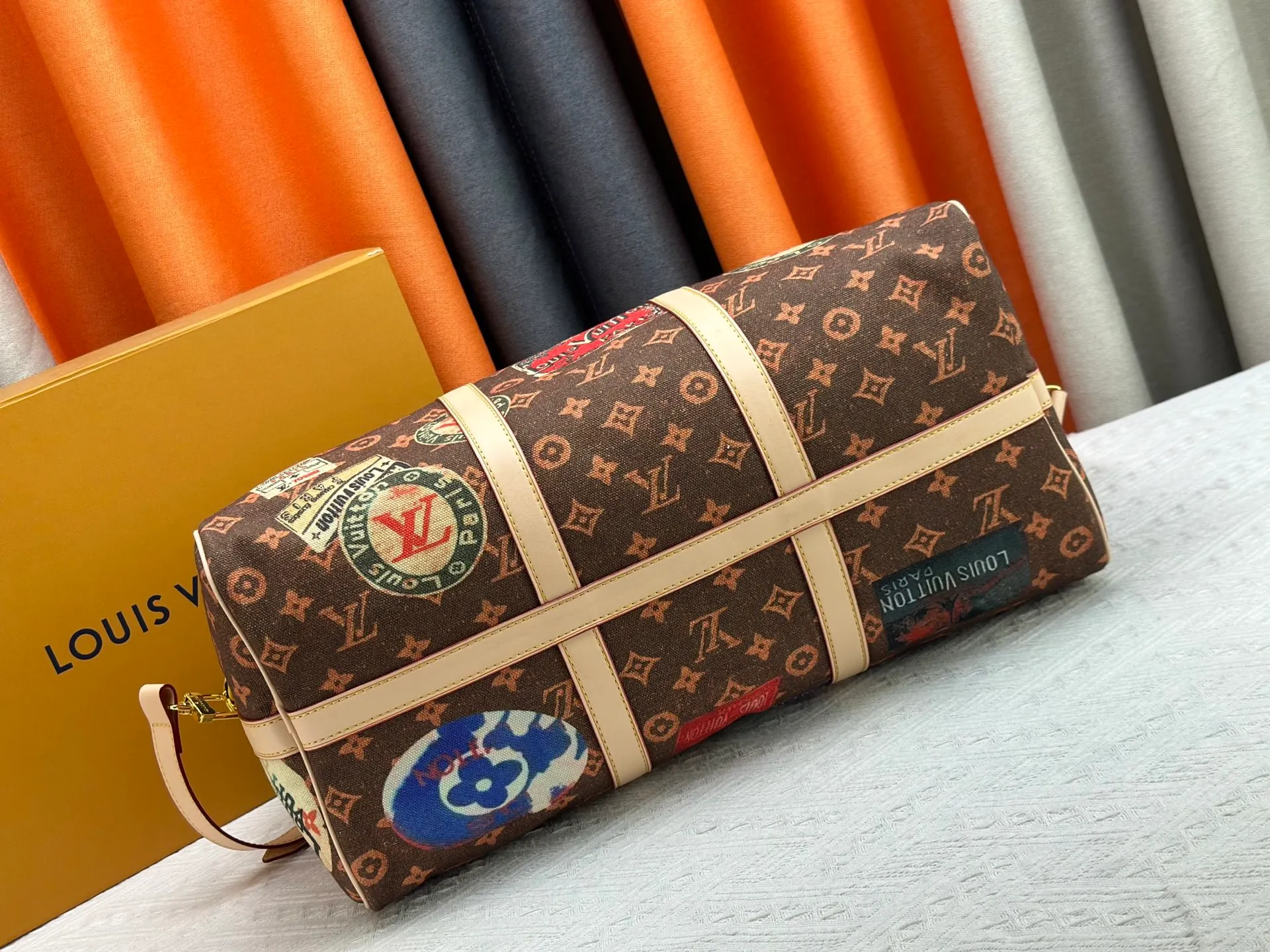 P360 M41418 M14736 This model is "Kipol 45" sewn with a single piece of canvas. The Louis Vuitton travel sticker pack creates a gorgeous vibe and is perfect for any traveler. The leather trimming that further enhances the retro-style charm is also attractive. The optional carry-on bag (which varies by airline and device used) features two top handles and removable and adjustable shoulder straps for multiple carrying options.  45,0