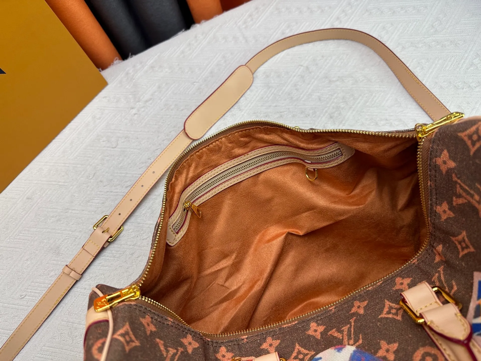 P360 M41418 M14736 This model is "Kipol 45" sewn with a single piece of canvas. The Louis Vuitton travel sticker pack creates a gorgeous vibe and is perfect for any traveler. The leather trimming that further enhances the retro-style charm is also attractive. The optional carry-on bag (which varies by airline and device used) features two top handles and removable and adjustable shoulder straps for multiple carrying options.  45,0