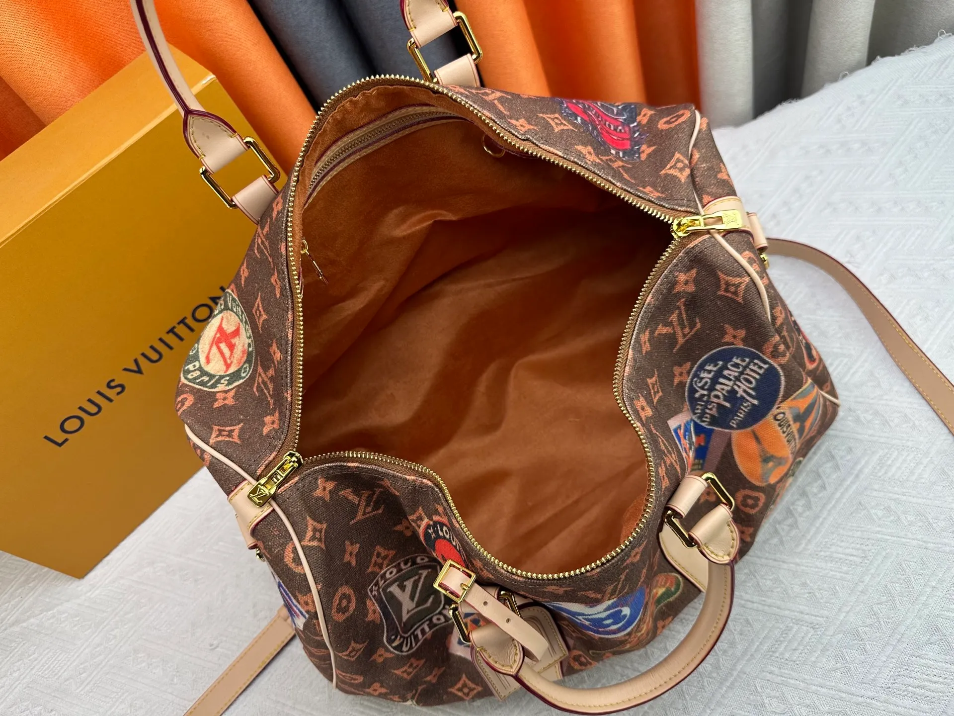 P360 M41418 M14736 This model is "Kipol 45" sewn with a single piece of canvas. The Louis Vuitton travel sticker pack creates a gorgeous vibe and is perfect for any traveler. The leather trimming that further enhances the retro-style charm is also attractive. The optional carry-on bag (which varies by airline and device used) features two top handles and removable and adjustable shoulder straps for multiple carrying options.  45,0