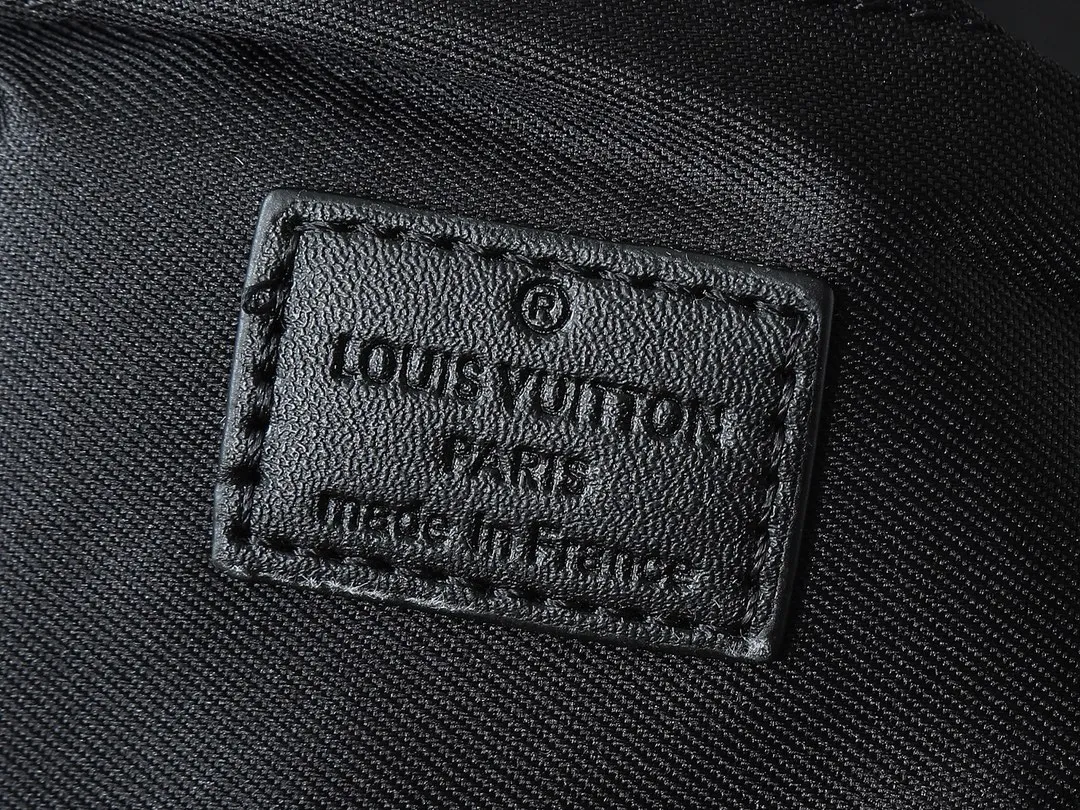 💰260💰 Upgraded from the original M57726 M45727 This compact rectangular trunk messenger bag is made of Monogram Eclipse canvas and continues the brand’s classic hard box elements such as matte black rivets and reinforced black leather corners. Removable and adjustable strap for comfortable carrying. Dimensions: 24 x 18 x 5.5 cm