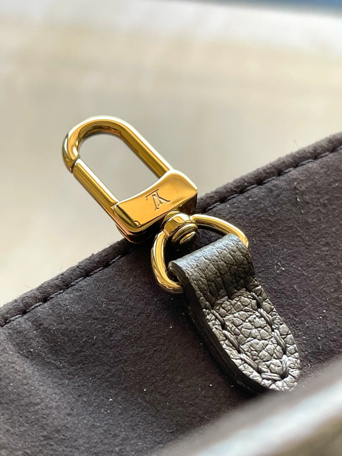 💰1040 (top-grain leather) gunmetal color, top-grade original single M12886 This small OnTheGo handbag comes from the LVSki series, lighting up the night look with its sparkling appearance. Monogram Empreinte leather and glossy metal hardware make it easy to store all your travel needs. The detachable shoulder strap allows for a variety of carrying methods. Dimensions: 25 × 19 × 11.5cj