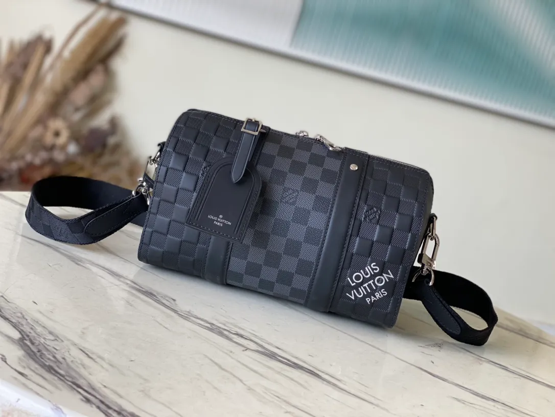 💰1060 (top-grain leather) top original order N40452 This City Keepall handbag combines Damier Infini embossed leather and Damier Graphite canvas, focusing on the simple lines of the checkerboard pattern. The Damier pattern is embellished on the wide jacquard shoulder straps, and the diagonal Paris logo is a rich detail. Dimensions: 27 x 17 x 13 cm