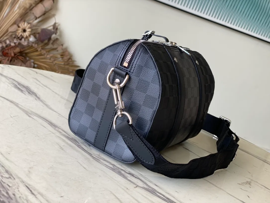 💰1060 (top-grain leather) top original order N40452 This City Keepall handbag combines Damier Infini embossed leather and Damier Graphite canvas, focusing on the simple lines of the checkerboard pattern. The Damier pattern is embellished on the wide jacquard shoulder straps, and the diagonal Paris logo is a rich detail. Dimensions: 27 x 17 x 13 cm