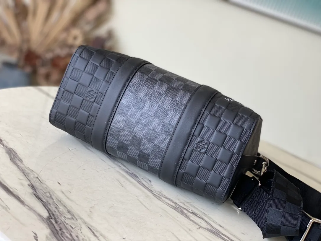 💰1060 (top-grain leather) top original order N40452 This City Keepall handbag combines Damier Infini embossed leather and Damier Graphite canvas, focusing on the simple lines of the checkerboard pattern. The Damier pattern is embellished on the wide jacquard shoulder straps, and the diagonal Paris logo is a rich detail. Dimensions: 27 x 17 x 13 cm