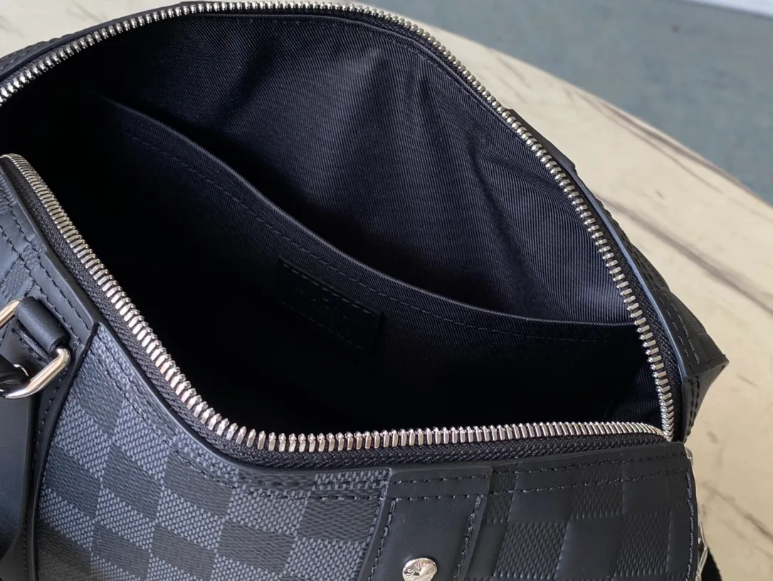 💰1060 (top-grain leather) top original order N40452 This City Keepall handbag combines Damier Infini embossed leather and Damier Graphite canvas, focusing on the simple lines of the checkerboard pattern. The Damier pattern is embellished on the wide jacquard shoulder straps, and the diagonal Paris logo is a rich detail. Dimensions: 27 x 17 x 13 cm