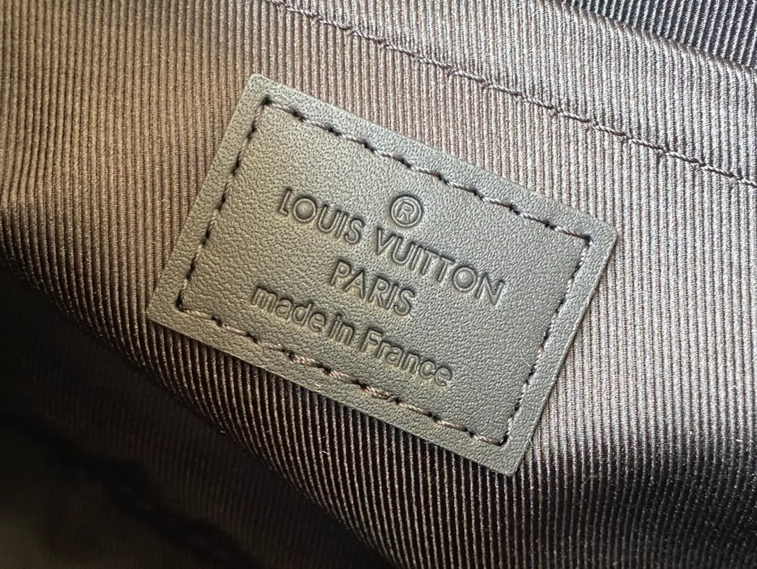 💰1060 (top-grain leather) top original order N40452 This City Keepall handbag combines Damier Infini embossed leather and Damier Graphite canvas, focusing on the simple lines of the checkerboard pattern. The Damier pattern is embellished on the wide jacquard shoulder straps, and the diagonal Paris logo is a rich detail. Dimensions: 27 x 17 x 13 cm