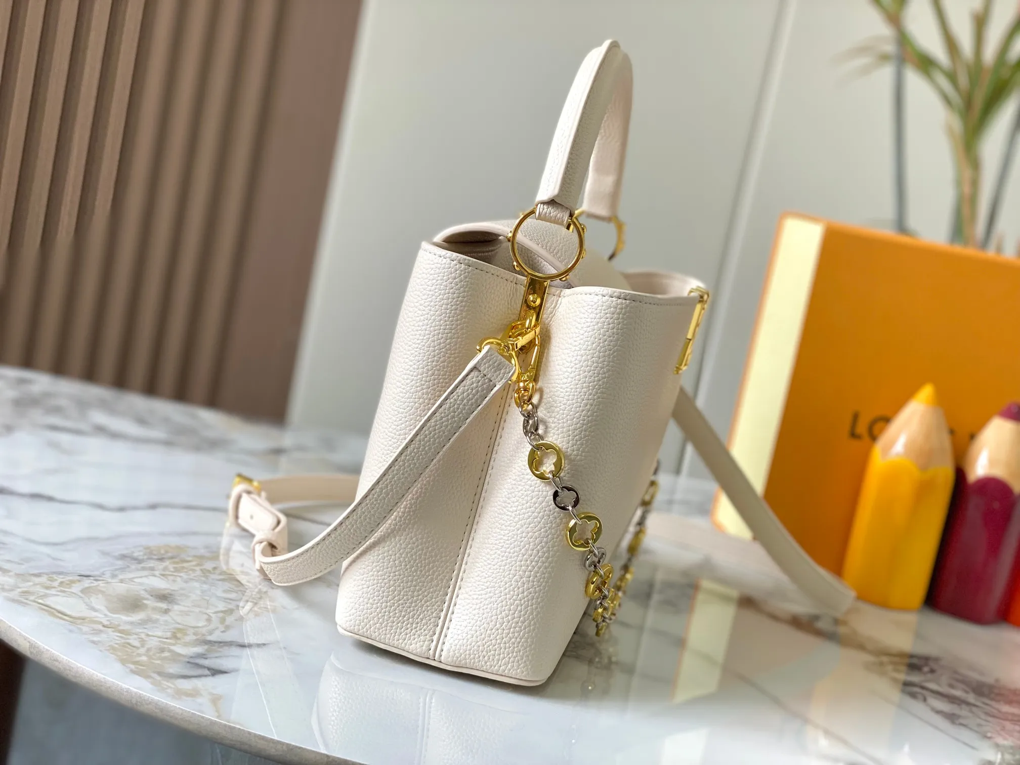 Top original P480 Guangzhou goods 🇫🇷M12938 This Capucines medium handbag is from the ChainOnYou series, using Taurillon cow leather to focus on the brand's ingenuity and sophisticated craftsmanship. The jewelry-style double-plated chain is embellished with Monogram flowers, and the rounded LV letters and metal parts add elegant touches. Whether worn cross-body, hand-carried or shoulder-carried, it can display elegant style. Size:31.5×20×11cm