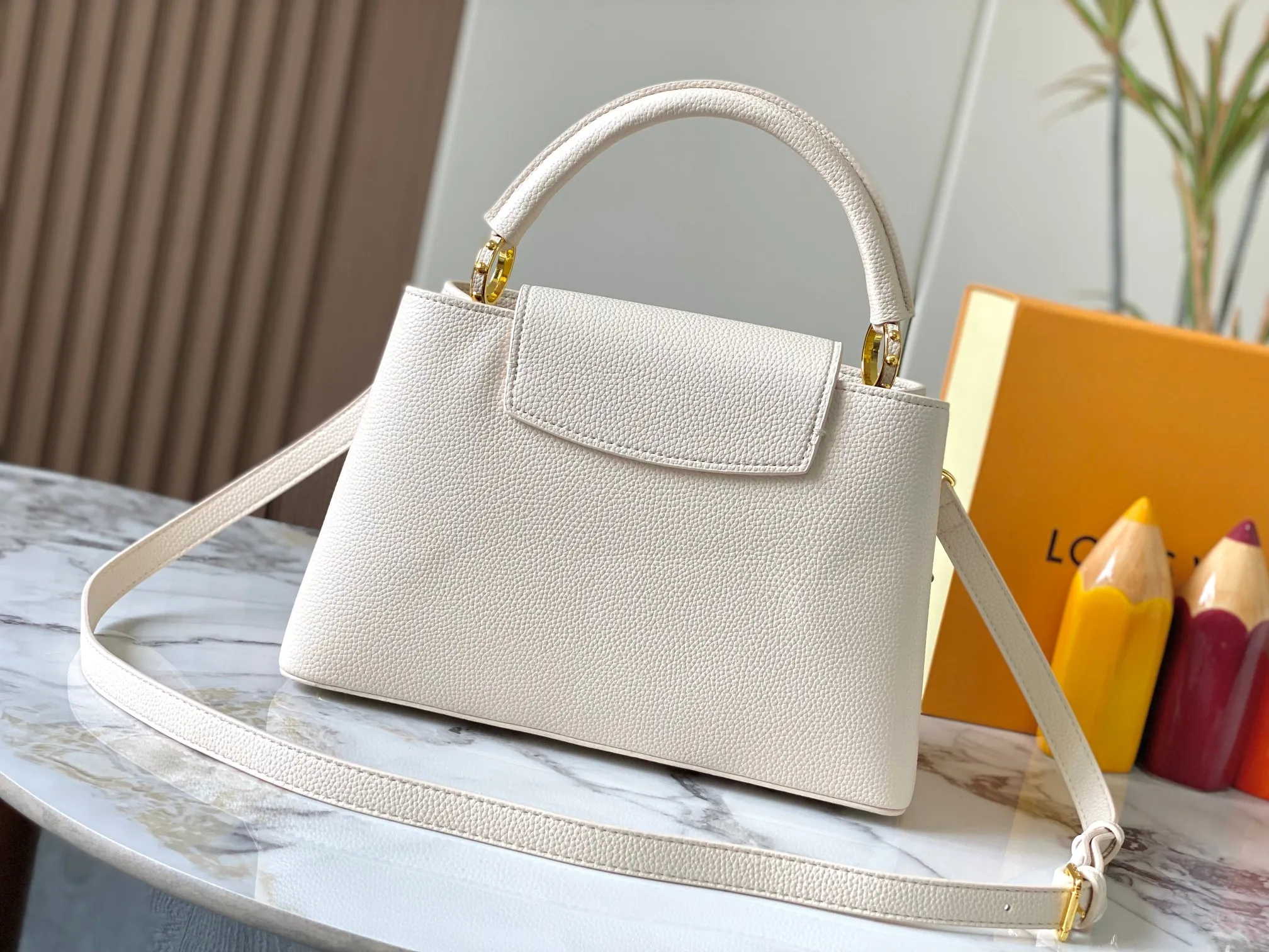 Top original P480 Guangzhou goods 🇫🇷M12938 This Capucines medium handbag is from the ChainOnYou series, using Taurillon cow leather to focus on the brand's ingenuity and sophisticated craftsmanship. The jewelry-style double-plated chain is embellished with Monogram flowers, and the rounded LV letters and metal parts add elegant touches. Whether worn cross-body, hand-carried or shoulder-carried, it can display elegant style. Size:31.5×20×11cm