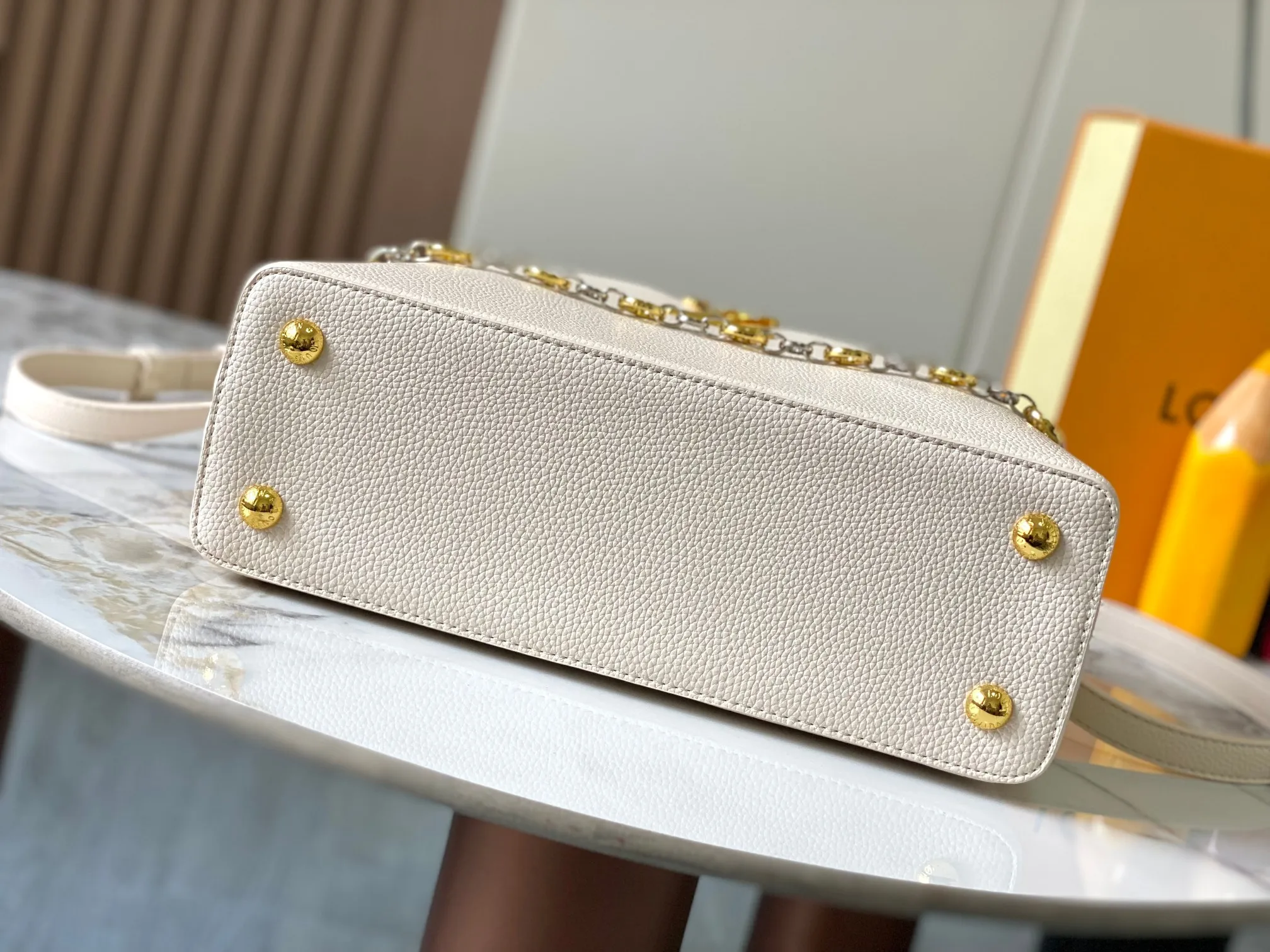 Top original P480 Guangzhou goods 🇫🇷M12938 This Capucines medium handbag is from the ChainOnYou series, using Taurillon cow leather to focus on the brand's ingenuity and sophisticated craftsmanship. The jewelry-style double-plated chain is embellished with Monogram flowers, and the rounded LV letters and metal parts add elegant touches. Whether worn cross-body, hand-carried or shoulder-carried, it can display elegant style. Size:31.5×20×11cm