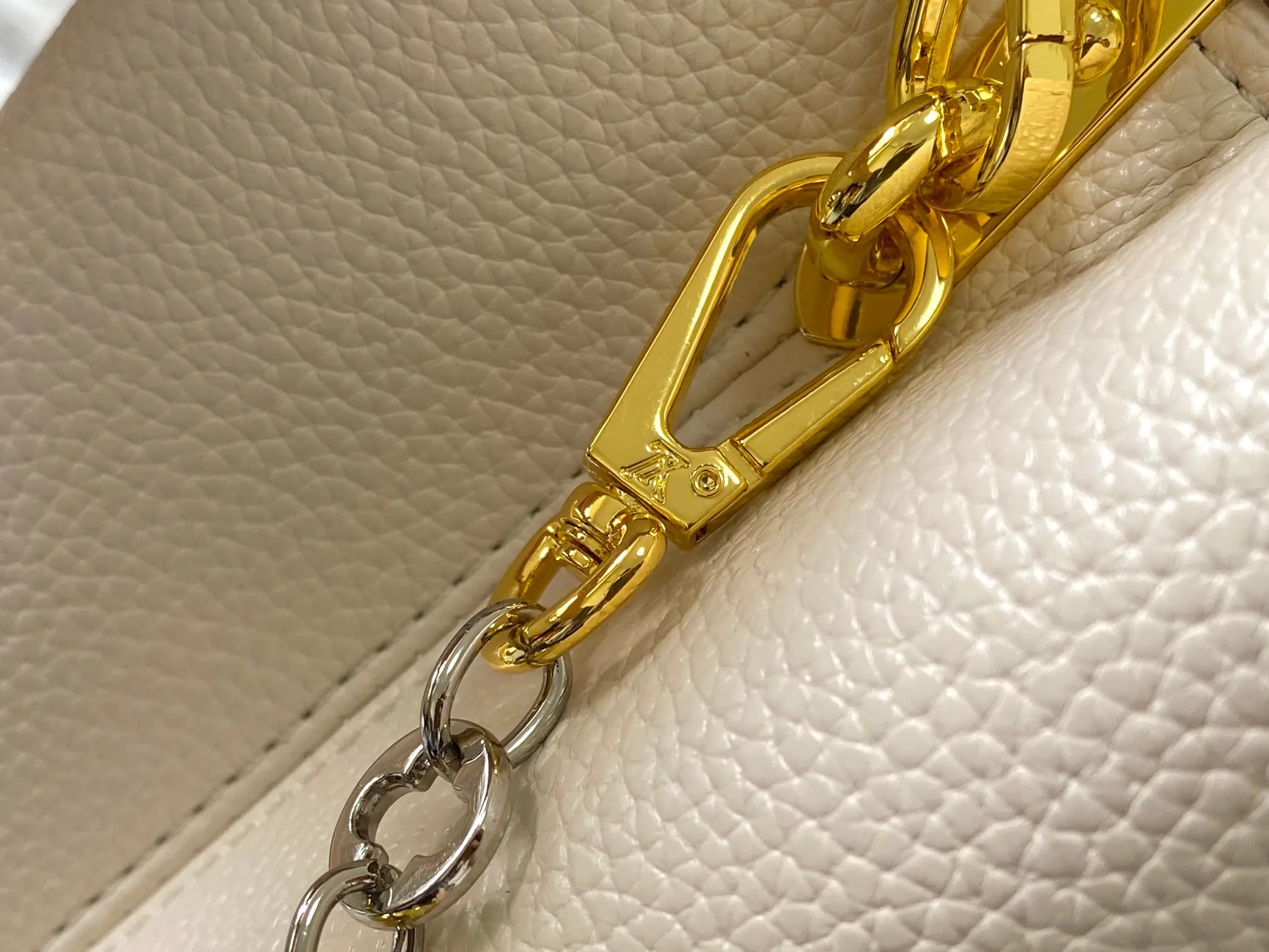 Top original P480 Guangzhou goods 🇫🇷M12938 This Capucines medium handbag is from the ChainOnYou series, using Taurillon cow leather to focus on the brand's ingenuity and sophisticated craftsmanship. The jewelry-style double-plated chain is embellished with Monogram flowers, and the rounded LV letters and metal parts add elegant touches. Whether worn cross-body, hand-carried or shoulder-carried, it can display elegant style. Size:31.5×20×11cm