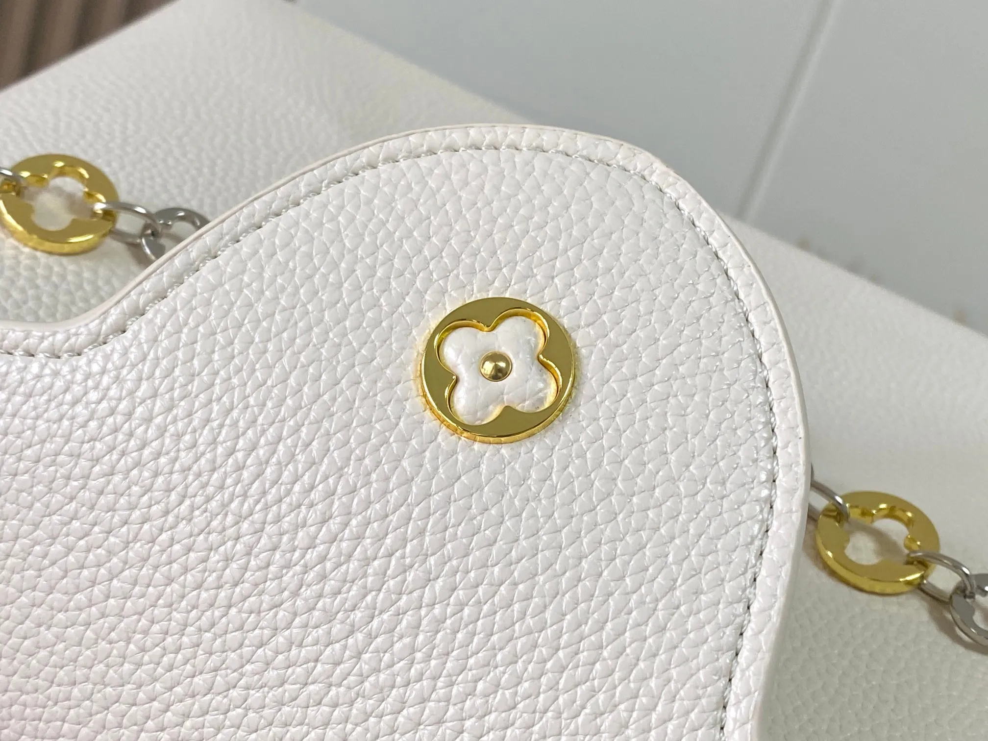 Top original P480 Guangzhou goods 🇫🇷M12938 This Capucines medium handbag is from the ChainOnYou series, using Taurillon cow leather to focus on the brand's ingenuity and sophisticated craftsmanship. The jewelry-style double-plated chain is embellished with Monogram flowers, and the rounded LV letters and metal parts add elegant touches. Whether worn cross-body, hand-carried or shoulder-carried, it can display elegant style. Size:31.5×20×11cm