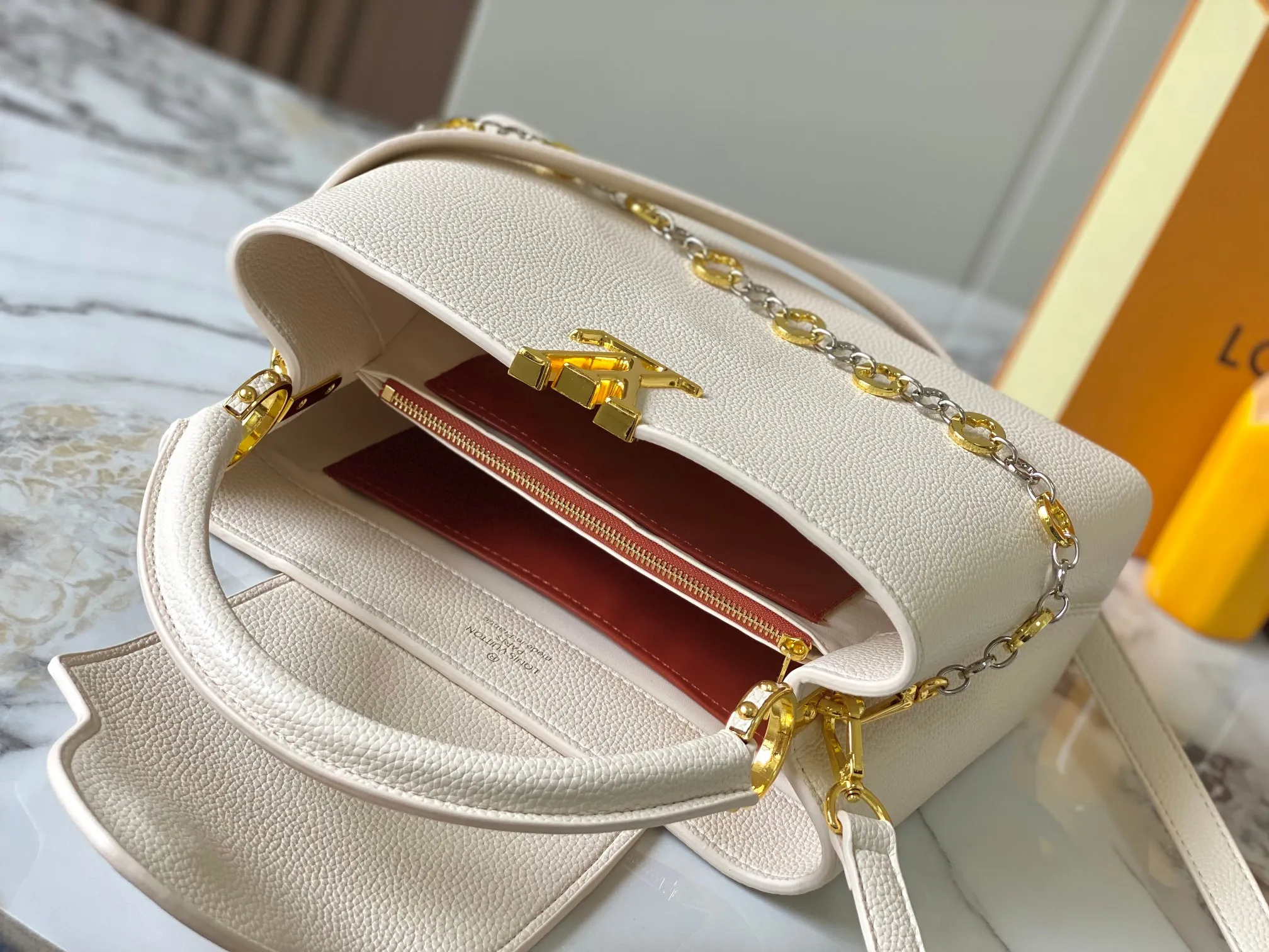 Top original P480 Guangzhou goods 🇫🇷M12938 This Capucines medium handbag is from the ChainOnYou series, using Taurillon cow leather to focus on the brand's ingenuity and sophisticated craftsmanship. The jewelry-style double-plated chain is embellished with Monogram flowers, and the rounded LV letters and metal parts add elegant touches. Whether worn cross-body, hand-carried or shoulder-carried, it can display elegant style. Size:31.5×20×11cm