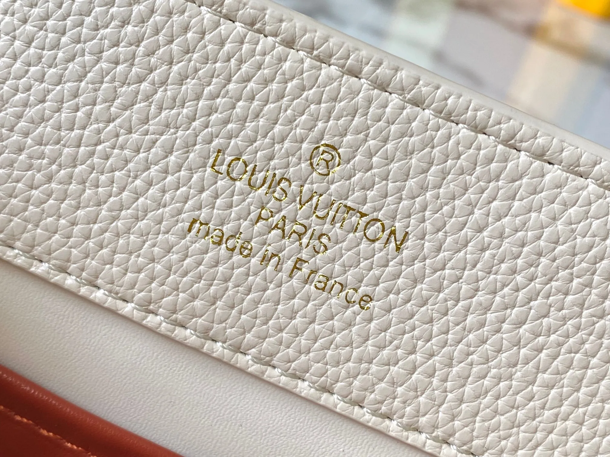 Top original P480 Guangzhou goods 🇫🇷M12938 This Capucines medium handbag is from the ChainOnYou series, using Taurillon cow leather to focus on the brand's ingenuity and sophisticated craftsmanship. The jewelry-style double-plated chain is embellished with Monogram flowers, and the rounded LV letters and metal parts add elegant touches. Whether worn cross-body, hand-carried or shoulder-carried, it can display elegant style. Size:31.5×20×11cm