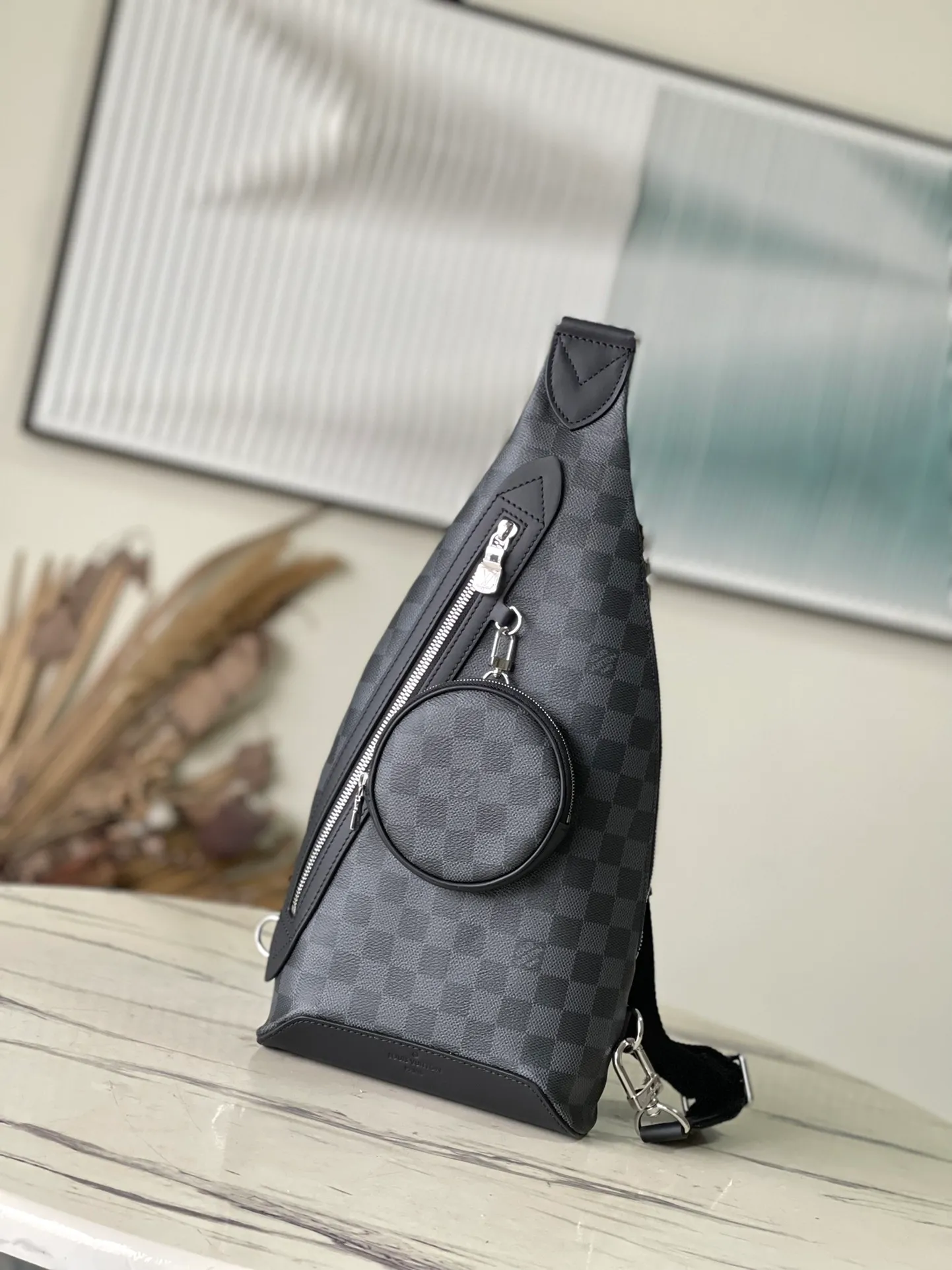 💰820 Top Original M30936 Black Check Duo Shoulder Bag is made of Monogram canvas and Taïga cow leather. It is equipped with a detachable zipper pocket and zipper side pocket for storing change or other needs. It interprets multiple trend concepts with a leisurely style and provides an alternative to traditional backpacks. Dimensions: 20 x 42 x 6 cm