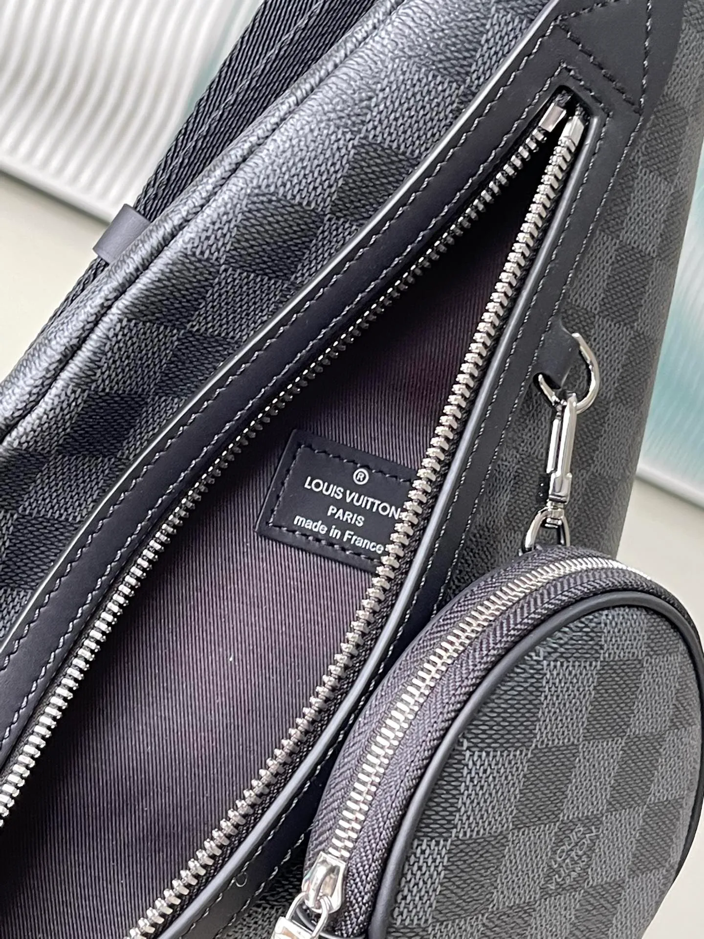 💰820 Top Original M30936 Black Check Duo Shoulder Bag is made of Monogram canvas and Taïga cow leather. It is equipped with a detachable zipper pocket and zipper side pocket for storing change or other needs. It interprets multiple trend concepts with a leisurely style and provides an alternative to traditional backpacks. Dimensions: 20 x 42 x 6 cm