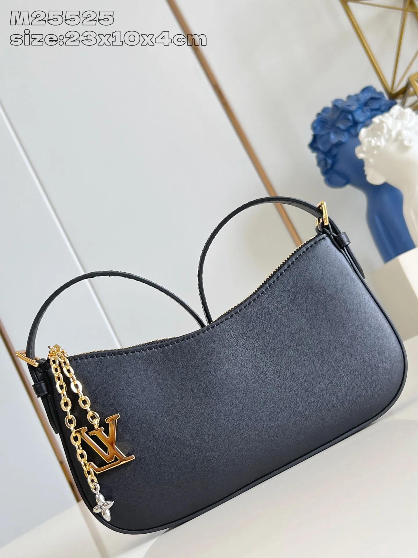 💰820 (top-grain leather) top-quality original item [Exclusive real shot M25525 black] This Pochette LV Bloom handbag comes from the Louis Vuitton LV Bloom series. It is cut from cow leather in a fashionable and practical configuration. It's decorated with embellishments inspired by the brand's iconic Monogram pattern. There's plenty of space to store a smartphone, and contrasting metal hardware adds an elegant touch. 23x10x4cmQ