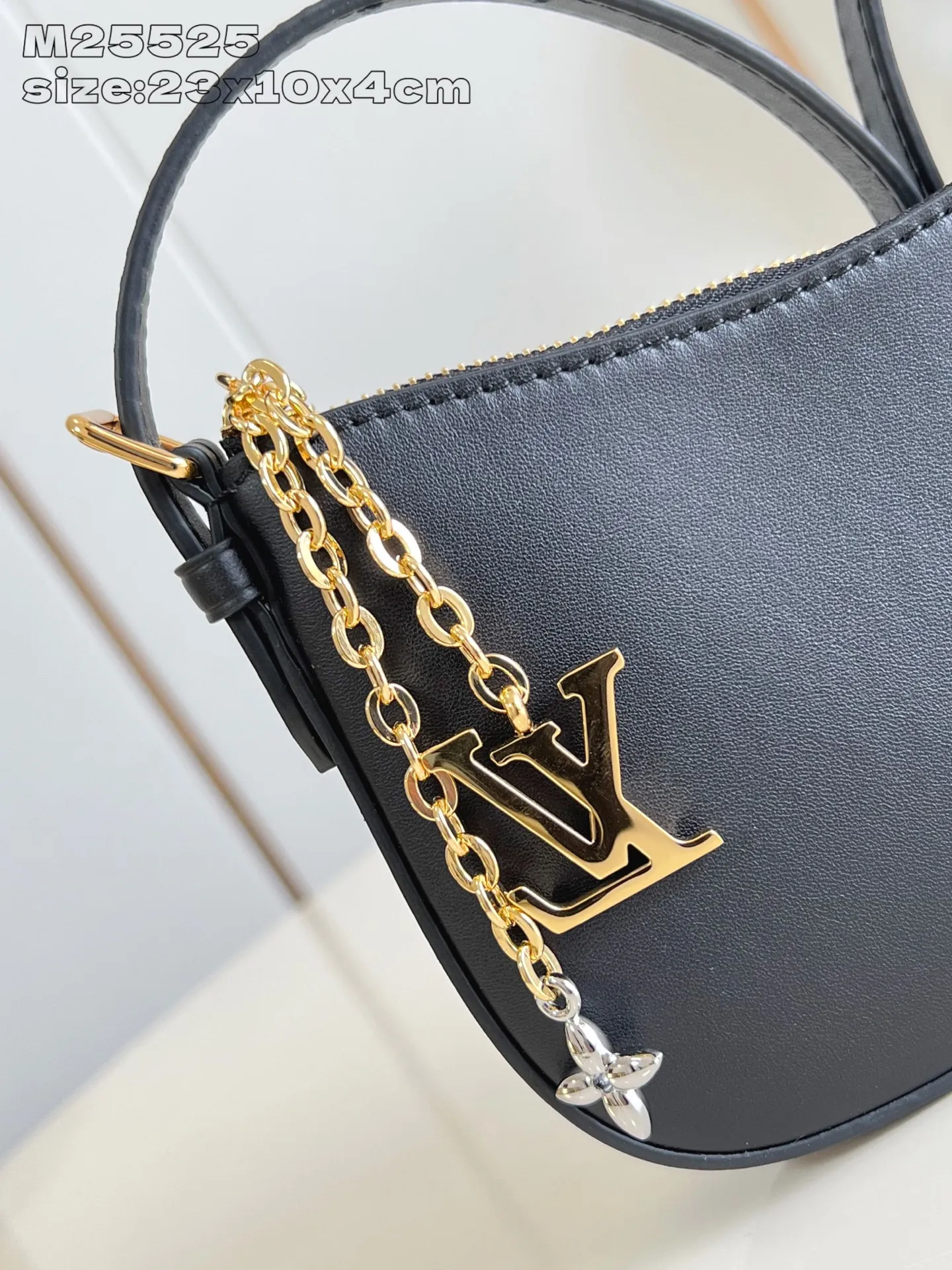 💰820 (top-grain leather) top-quality original item [Exclusive real shot M25525 black] This Pochette LV Bloom handbag comes from the Louis Vuitton LV Bloom series. It is cut from cow leather in a fashionable and practical configuration. It's decorated with embellishments inspired by the brand's iconic Monogram pattern. There's plenty of space to store a smartphone, and contrasting metal hardware adds an elegant touch. 23x10x4cmQ