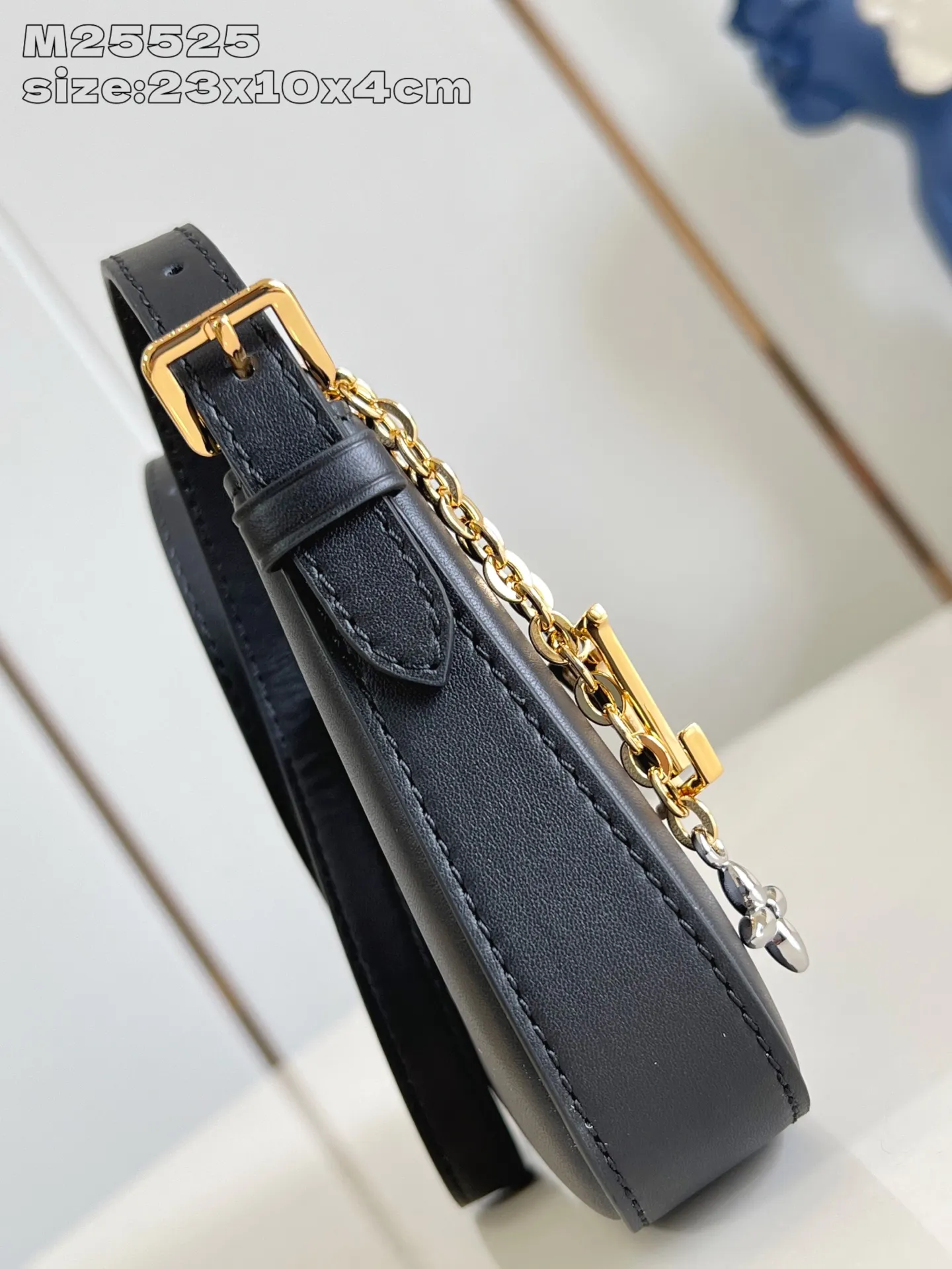 💰820 (top-grain leather) top-quality original item [Exclusive real shot M25525 black] This Pochette LV Bloom handbag comes from the Louis Vuitton LV Bloom series. It is cut from cow leather in a fashionable and practical configuration. It's decorated with embellishments inspired by the brand's iconic Monogram pattern. There's plenty of space to store a smartphone, and contrasting metal hardware adds an elegant touch. 23x10x4cmQ