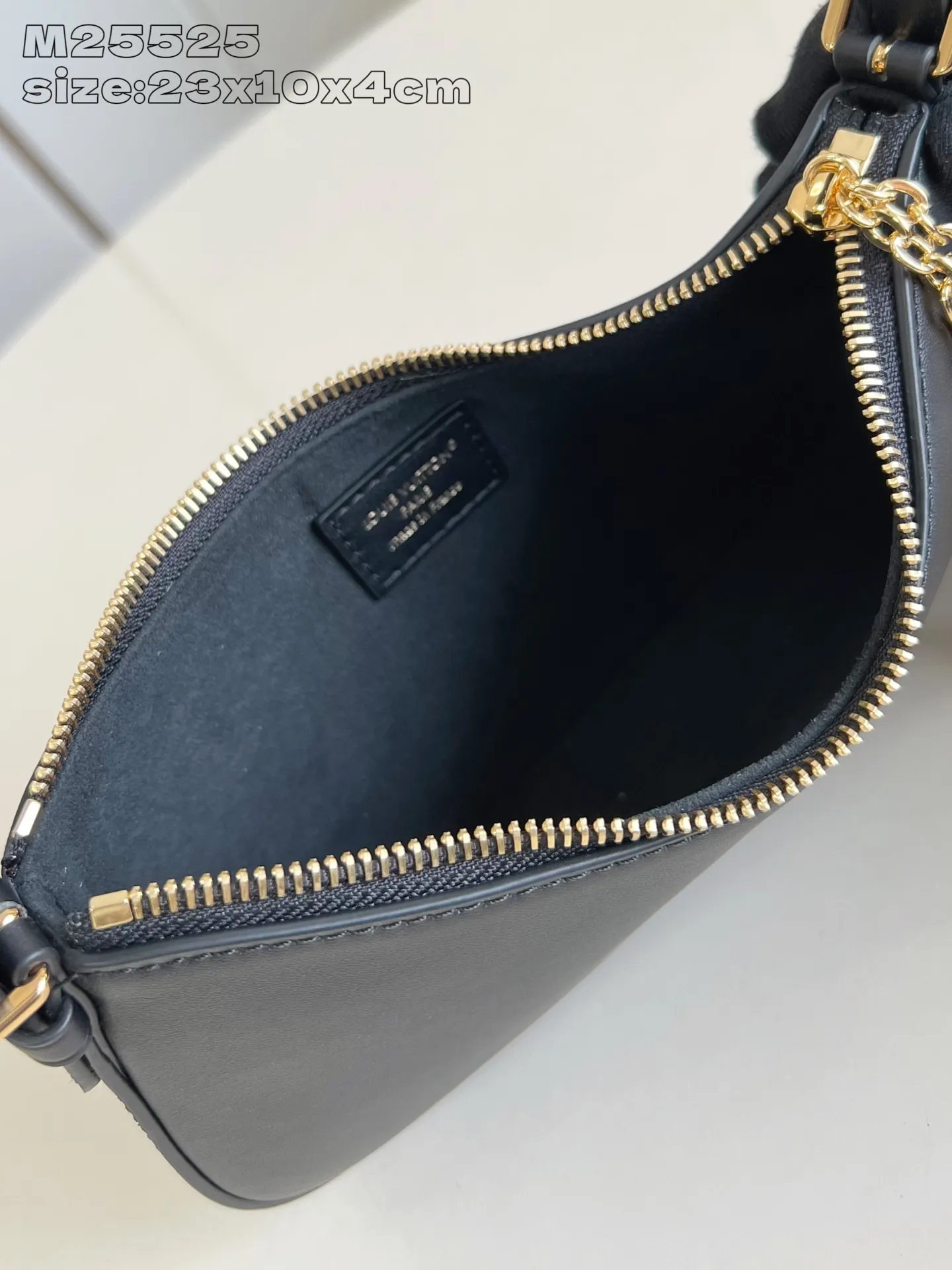 💰820 (top-grain leather) top-quality original item [Exclusive real shot M25525 black] This Pochette LV Bloom handbag comes from the Louis Vuitton LV Bloom series. It is cut from cow leather in a fashionable and practical configuration. It's decorated with embellishments inspired by the brand's iconic Monogram pattern. There's plenty of space to store a smartphone, and contrasting metal hardware adds an elegant touch. 23x10x4cmQ