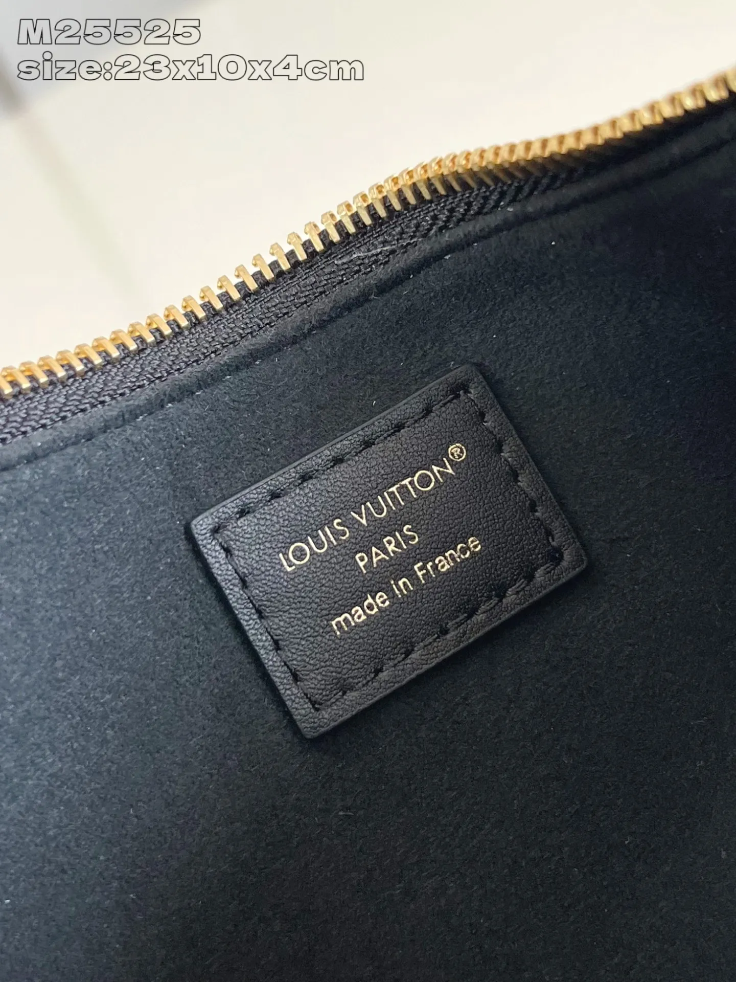 💰820 (top-grain leather) top-quality original item [Exclusive real shot M25525 black] This Pochette LV Bloom handbag comes from the Louis Vuitton LV Bloom series. It is cut from cow leather in a fashionable and practical configuration. It's decorated with embellishments inspired by the brand's iconic Monogram pattern. There's plenty of space to store a smartphone, and contrasting metal hardware adds an elegant touch. 23x10x4cmQ