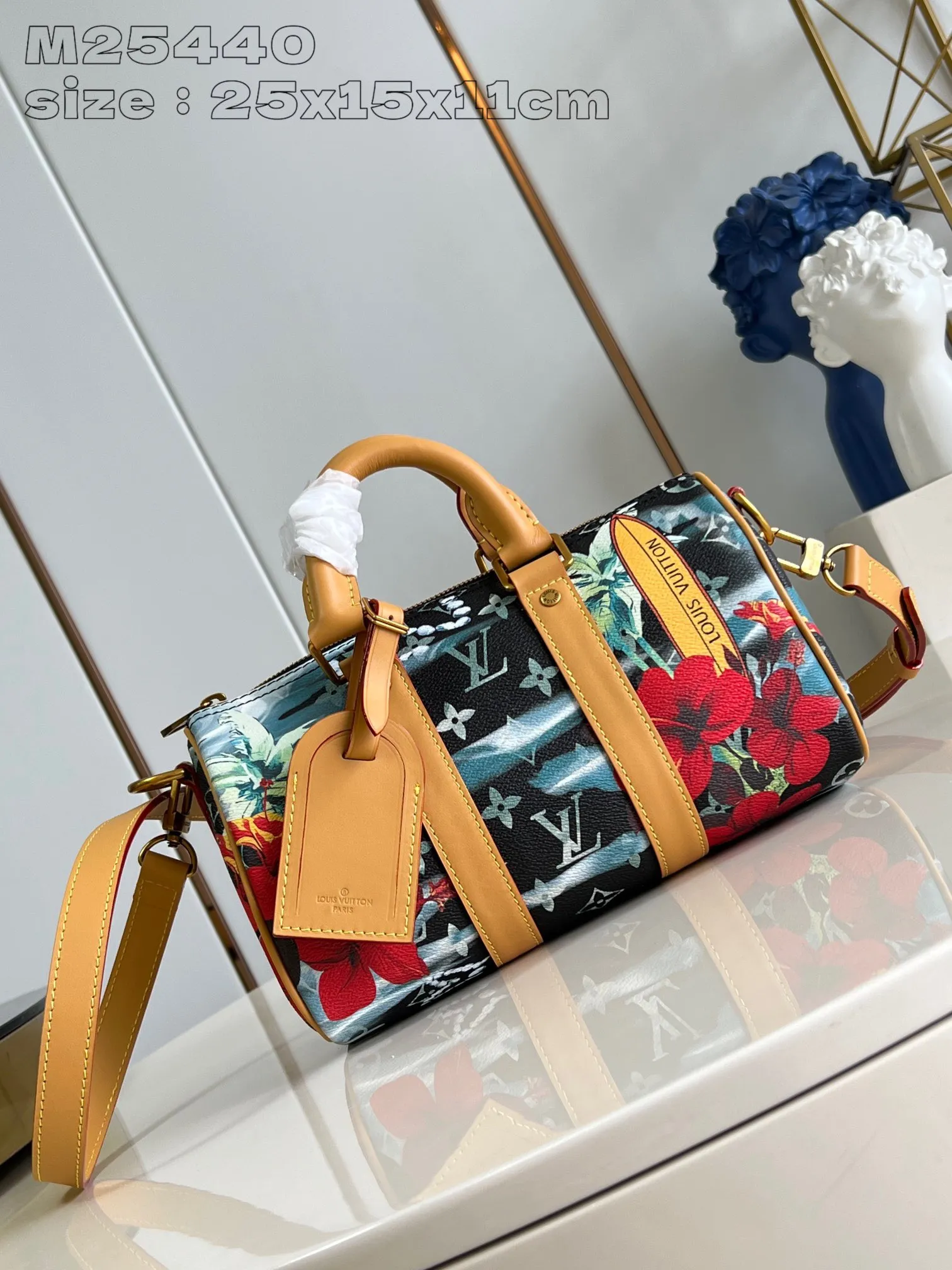 💰960 top original order [Exclusive real shot M25440] This Keepall Bandoulière 25 handbag condenses the classic Keepall travel bag design, using Monogram Surfin’ canvas created by Pharrell Williams to interpret urban style. The complex pattern combines colorful summer elements with a tropical and retro feel. The detachable shoulder strap and rolled leather handle allow for multiple carrying methods. 25 x 15 x 11 cm (length x height x width)