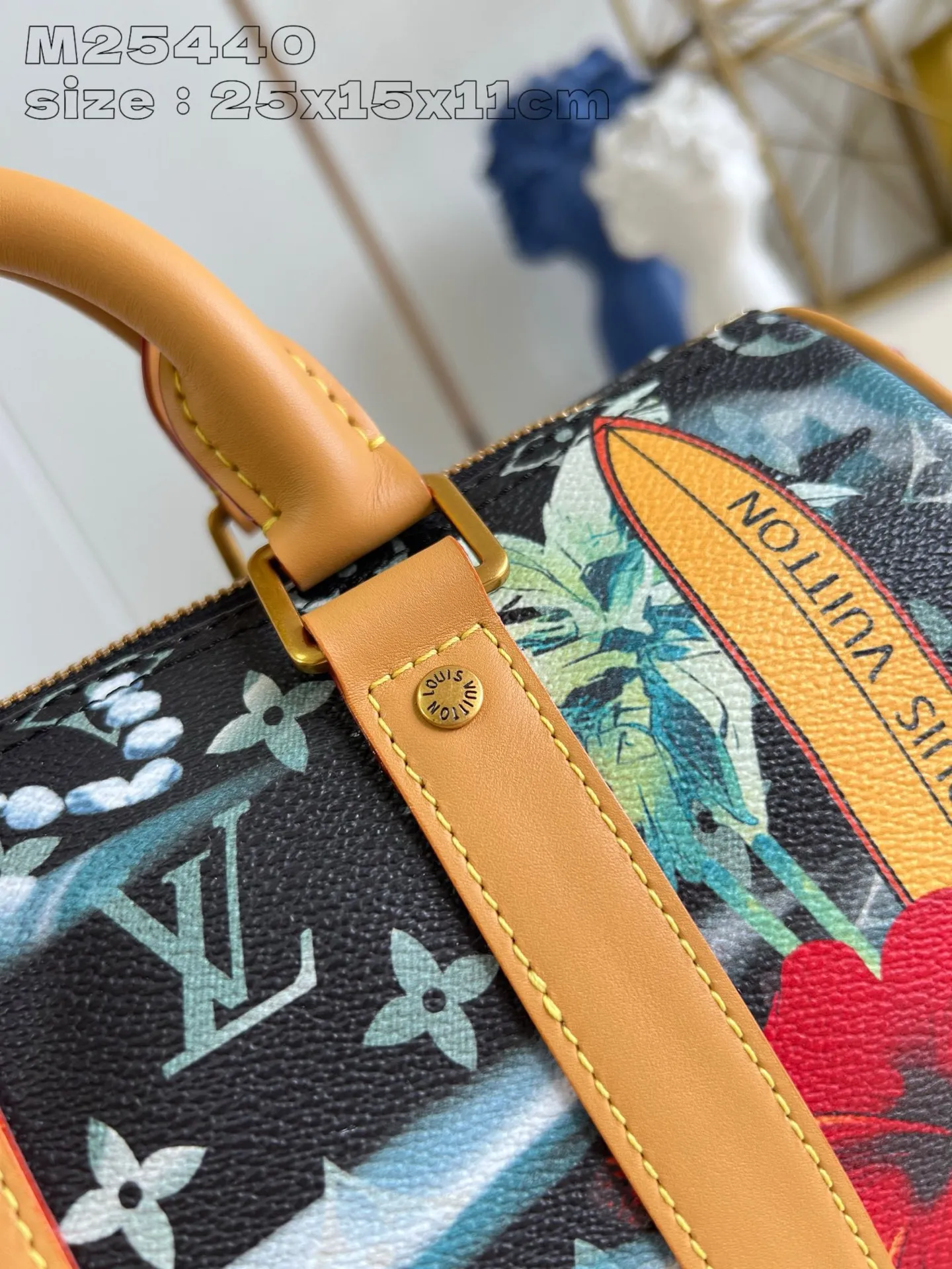 💰960 top original order [Exclusive real shot M25440] This Keepall Bandoulière 25 handbag condenses the classic Keepall travel bag design, using Monogram Surfin’ canvas created by Pharrell Williams to interpret urban style. The complex pattern combines colorful summer elements with a tropical and retro feel. The detachable shoulder strap and rolled leather handle allow for multiple carrying methods. 25 x 15 x 11 cm (length x height x width)