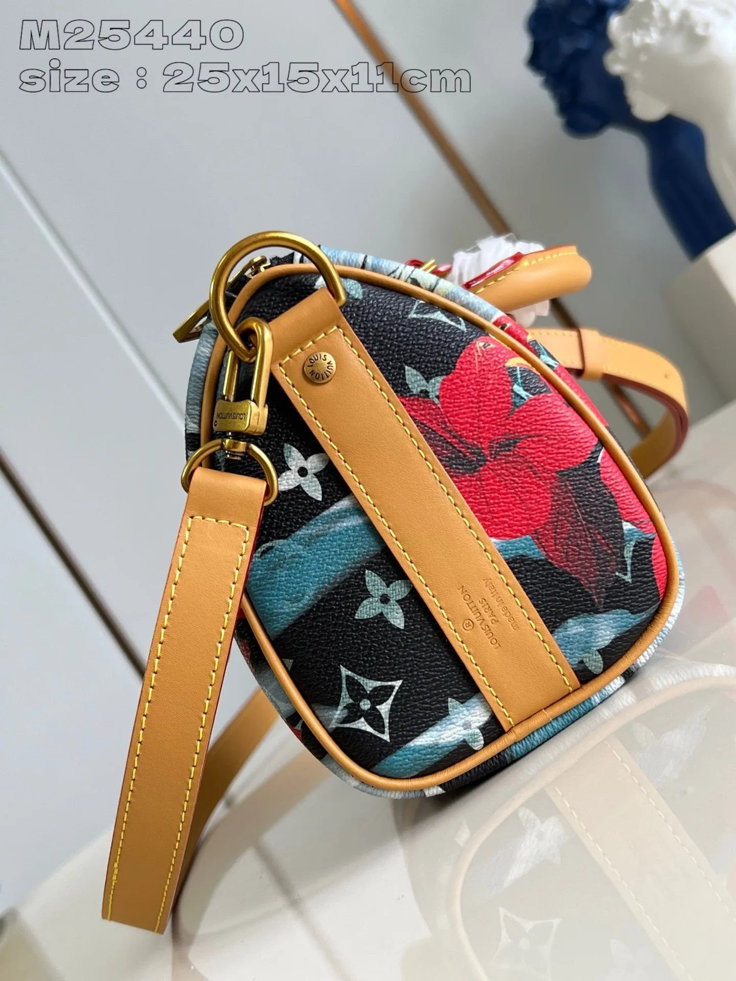 💰960 top original order [Exclusive real shot M25440] This Keepall Bandoulière 25 handbag condenses the classic Keepall travel bag design, using Monogram Surfin’ canvas created by Pharrell Williams to interpret urban style. The complex pattern combines colorful summer elements with a tropical and retro feel. The detachable shoulder strap and rolled leather handle allow for multiple carrying methods. 25 x 15 x 11 cm (length x height x width)