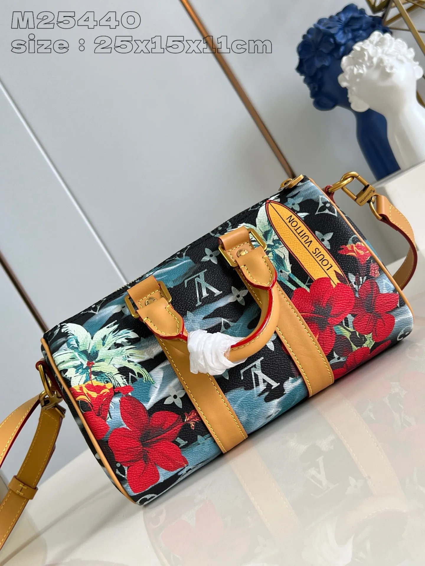💰960 top original order [Exclusive real shot M25440] This Keepall Bandoulière 25 handbag condenses the classic Keepall travel bag design, using Monogram Surfin’ canvas created by Pharrell Williams to interpret urban style. The complex pattern combines colorful summer elements with a tropical and retro feel. The detachable shoulder strap and rolled leather handle allow for multiple carrying methods. 25 x 15 x 11 cm (length x height x width)