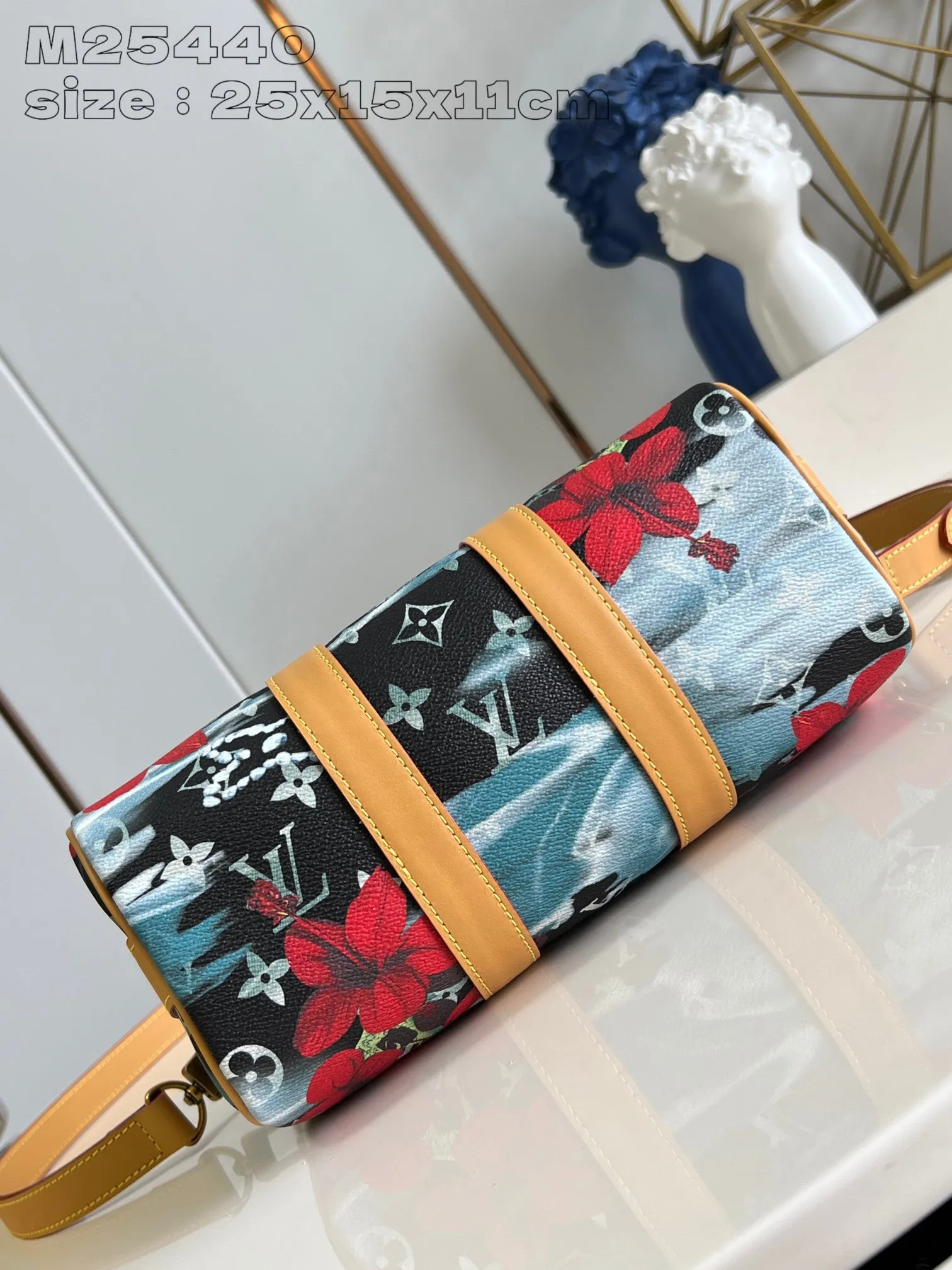 💰960 top original order [Exclusive real shot M25440] This Keepall Bandoulière 25 handbag condenses the classic Keepall travel bag design, using Monogram Surfin’ canvas created by Pharrell Williams to interpret urban style. The complex pattern combines colorful summer elements with a tropical and retro feel. The detachable shoulder strap and rolled leather handle allow for multiple carrying methods. 25 x 15 x 11 cm (length x height x width)