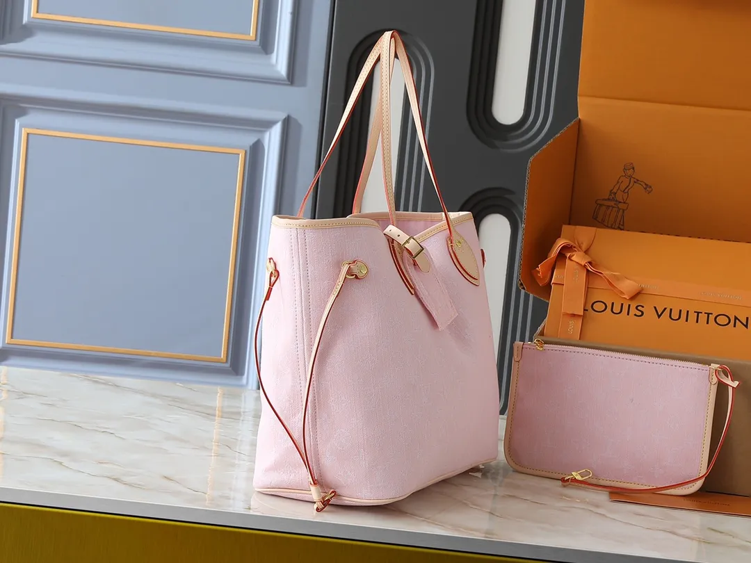 💰280💰Upgraded from the original M13192 M40995, this medium-sized Neverfull handbag is made of Monogram denim embellished with cow leather trim. The adjustable straps on the side can flexibly tighten the silhouette, making it a classic choice for urban travel. Plenty of space can easily store a 13-inch laptop, and multiple pockets such as a detachable zipper bag complete the functionality. Dimensions: 31.0 x 28.0 x 14.0 cm (length x height x width)