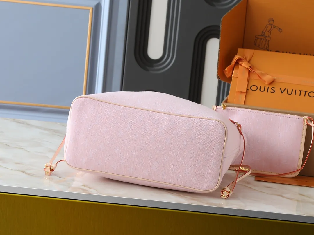 💰280💰Upgraded from the original M13192 M40995, this medium-sized Neverfull handbag is made of Monogram denim embellished with cow leather trim. The adjustable straps on the side can flexibly tighten the silhouette, making it a classic choice for urban travel. Plenty of space can easily store a 13-inch laptop, and multiple pockets such as a detachable zipper bag complete the functionality. Dimensions: 31.0 x 28.0 x 14.0 cm (length x height x width)