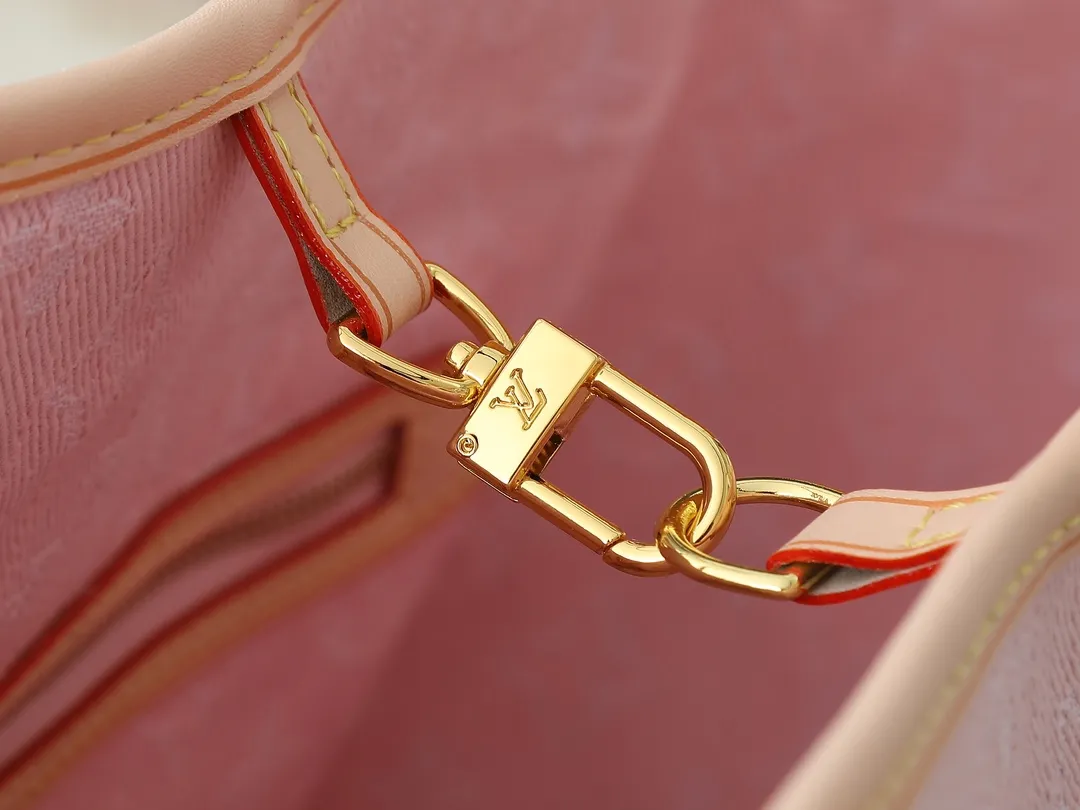 💰280💰Upgraded from the original M13192 M40995, this medium-sized Neverfull handbag is made of Monogram denim embellished with cow leather trim. The adjustable straps on the side can flexibly tighten the silhouette, making it a classic choice for urban travel. Plenty of space can easily store a 13-inch laptop, and multiple pockets such as a detachable zipper bag complete the functionality. Dimensions: 31.0 x 28.0 x 14.0 cm (length x height x width)