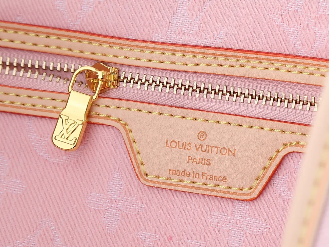 💰280💰Upgraded from the original M13192 M40995, this medium-sized Neverfull handbag is made of Monogram denim embellished with cow leather trim. The adjustable straps on the side can flexibly tighten the silhouette, making it a classic choice for urban travel. Plenty of space can easily store a 13-inch laptop, and multiple pockets such as a detachable zipper bag complete the functionality. Dimensions: 31.0 x 28.0 x 14.0 cm (length x height x width)