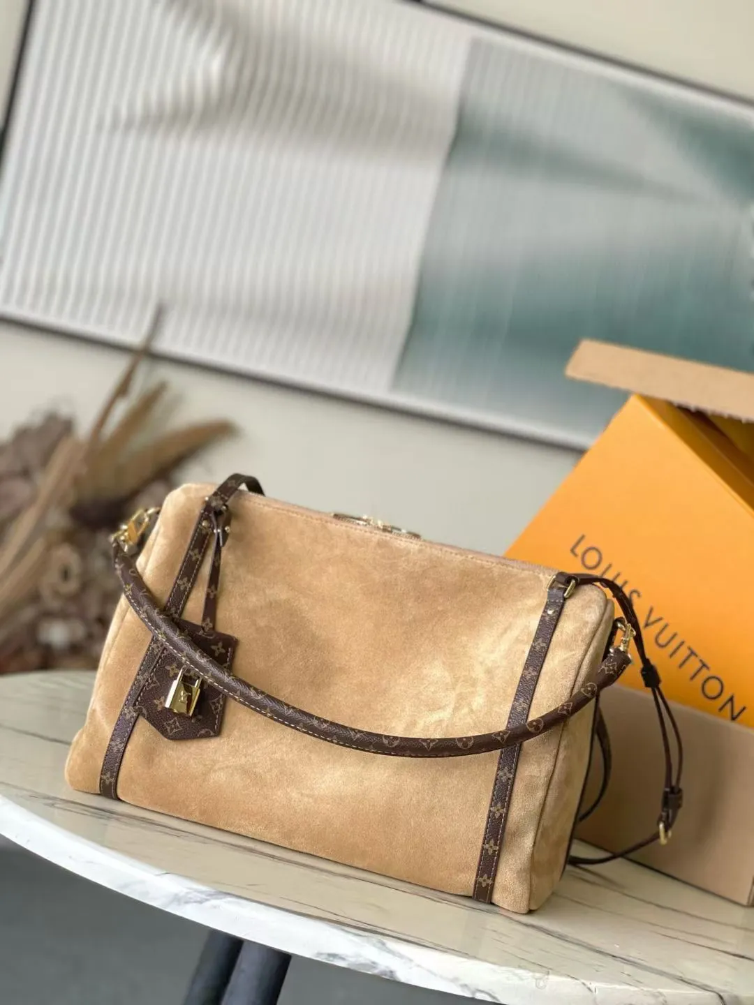 💰1140 (top layer leather) top quality original M26358 frosted leather. This season’s Express medium handbag is specially crafted for modern women. This iconic design features a calfskin body with classic Monogram canvas trim. The Monogram jacquard lining pays tribute to the brand's long heritage, making it a perfect choice for urban life. It can be worn in various ways at will. The key bag and padlock are the finishing touches, adding subtle details to the overall design. Dimensions: 36 × 24 × 18.5 cm