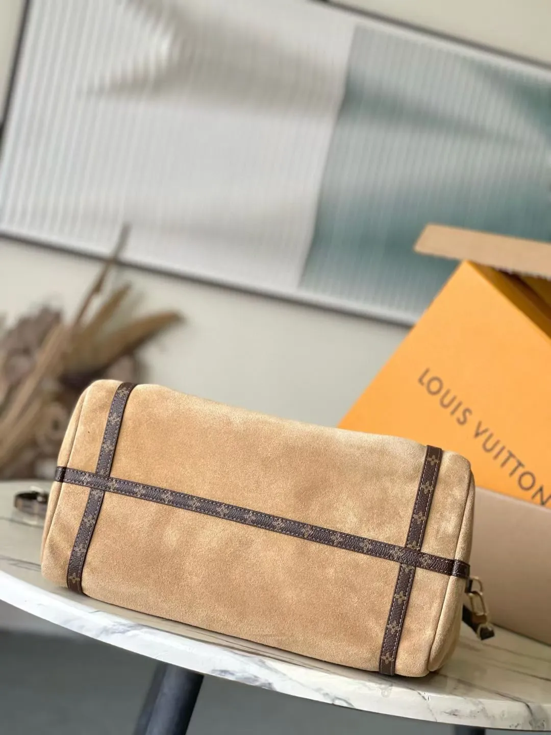💰1140 (top layer leather) top quality original M26358 frosted leather. This season’s Express medium handbag is specially crafted for modern women. This iconic design features a calfskin body with classic Monogram canvas trim. The Monogram jacquard lining pays tribute to the brand's long heritage, making it a perfect choice for urban life. It can be worn in various ways at will. The key bag and padlock are the finishing touches, adding subtle details to the overall design. Dimensions: 36 × 24 × 18.5 cm