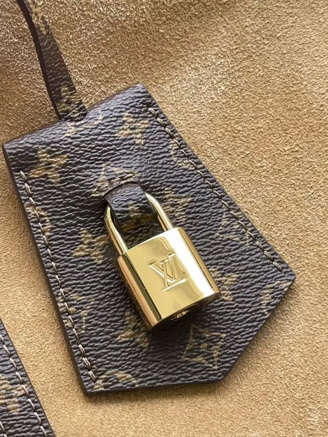 💰1140 (top layer leather) top quality original M26358 frosted leather. This season’s Express medium handbag is specially crafted for modern women. This iconic design features a calfskin body with classic Monogram canvas trim. The Monogram jacquard lining pays tribute to the brand's long heritage, making it a perfect choice for urban life. It can be worn in various ways at will. The key bag and padlock are the finishing touches, adding subtle details to the overall design. Dimensions: 36 × 24 × 18.5 cm