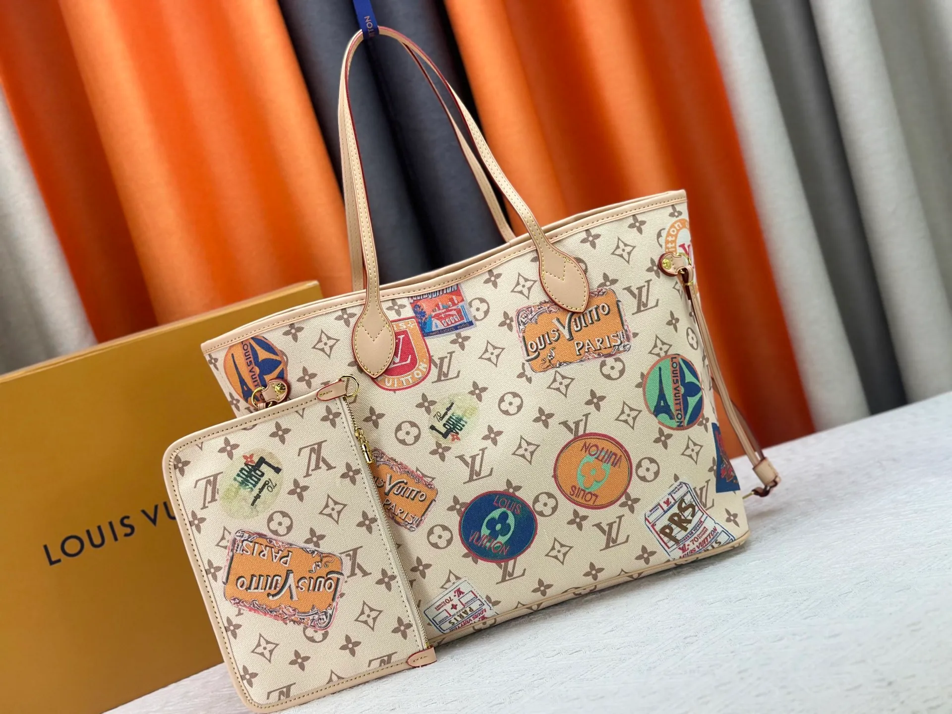 P270 Upgraded original version [Sac Neverfull Inside Out MM] M12061 M25665 M40995 White Flower Dune (double-sided) This reversible Neverfull Inside Out MM bag is an ideal companion for office days and weekend vacations. Sublimated with a gold metallic finish, it's crafted from Monogram Dune canvas on one side and smooth hazel leather on the back. Designed to carry a laptop and other daily essentials, this roomy model features laces and hooks on the sides for adjusting the opening. Removable zippered pouch allows you to store small items.  Dimensions: 31x28x14 cm
