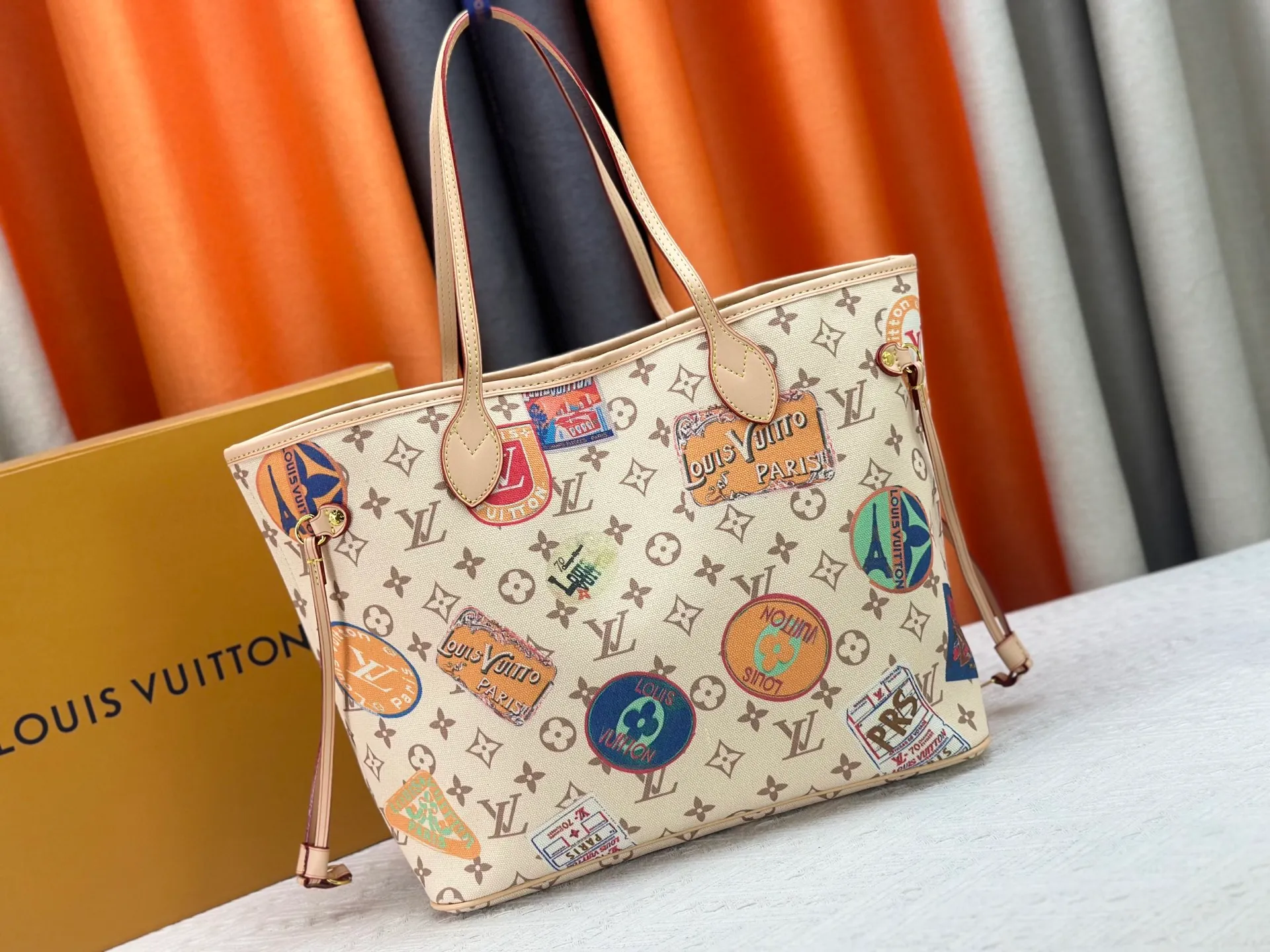 P270 Upgraded original version [Sac Neverfull Inside Out MM] M12061 M25665 M40995 White Flower Dune (double-sided) This reversible Neverfull Inside Out MM bag is an ideal companion for office days and weekend vacations. Sublimated with a gold metallic finish, it's crafted from Monogram Dune canvas on one side and smooth hazel leather on the back. Designed to carry a laptop and other daily essentials, this roomy model features laces and hooks on the sides for adjusting the opening. Removable zippered pouch allows you to store small items.  Dimensions: 31x28x14 cm