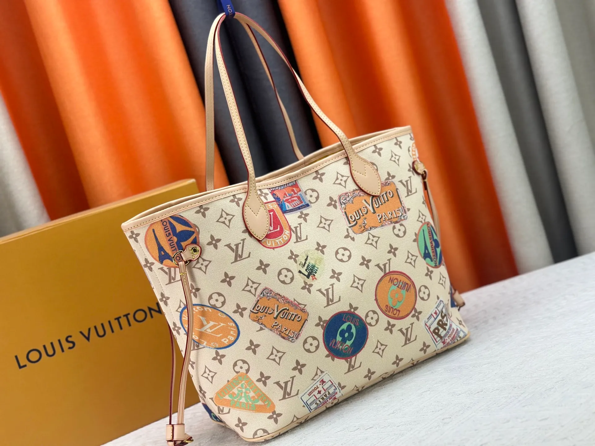 P270 Upgraded original version [Sac Neverfull Inside Out MM] M12061 M25665 M40995 White Flower Dune (double-sided) This reversible Neverfull Inside Out MM bag is an ideal companion for office days and weekend vacations. Sublimated with a gold metallic finish, it's crafted from Monogram Dune canvas on one side and smooth hazel leather on the back. Designed to carry a laptop and other daily essentials, this roomy model features laces and hooks on the sides for adjusting the opening. Removable zippered pouch allows you to store small items.  Dimensions: 31x28x14 cm