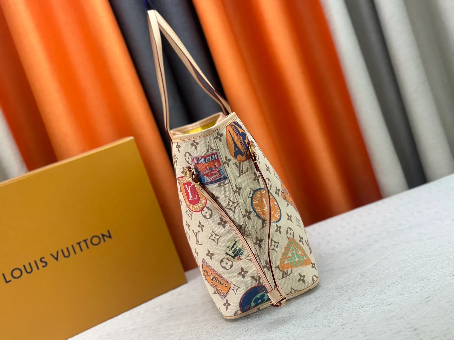 P270 Upgraded original version [Sac Neverfull Inside Out MM] M12061 M25665 M40995 White Flower Dune (double-sided) This reversible Neverfull Inside Out MM bag is an ideal companion for office days and weekend vacations. Sublimated with a gold metallic finish, it's crafted from Monogram Dune canvas on one side and smooth hazel leather on the back. Designed to carry a laptop and other daily essentials, this roomy model features laces and hooks on the sides for adjusting the opening. Removable zippered pouch allows you to store small items.  Dimensions: 31x28x14 cm