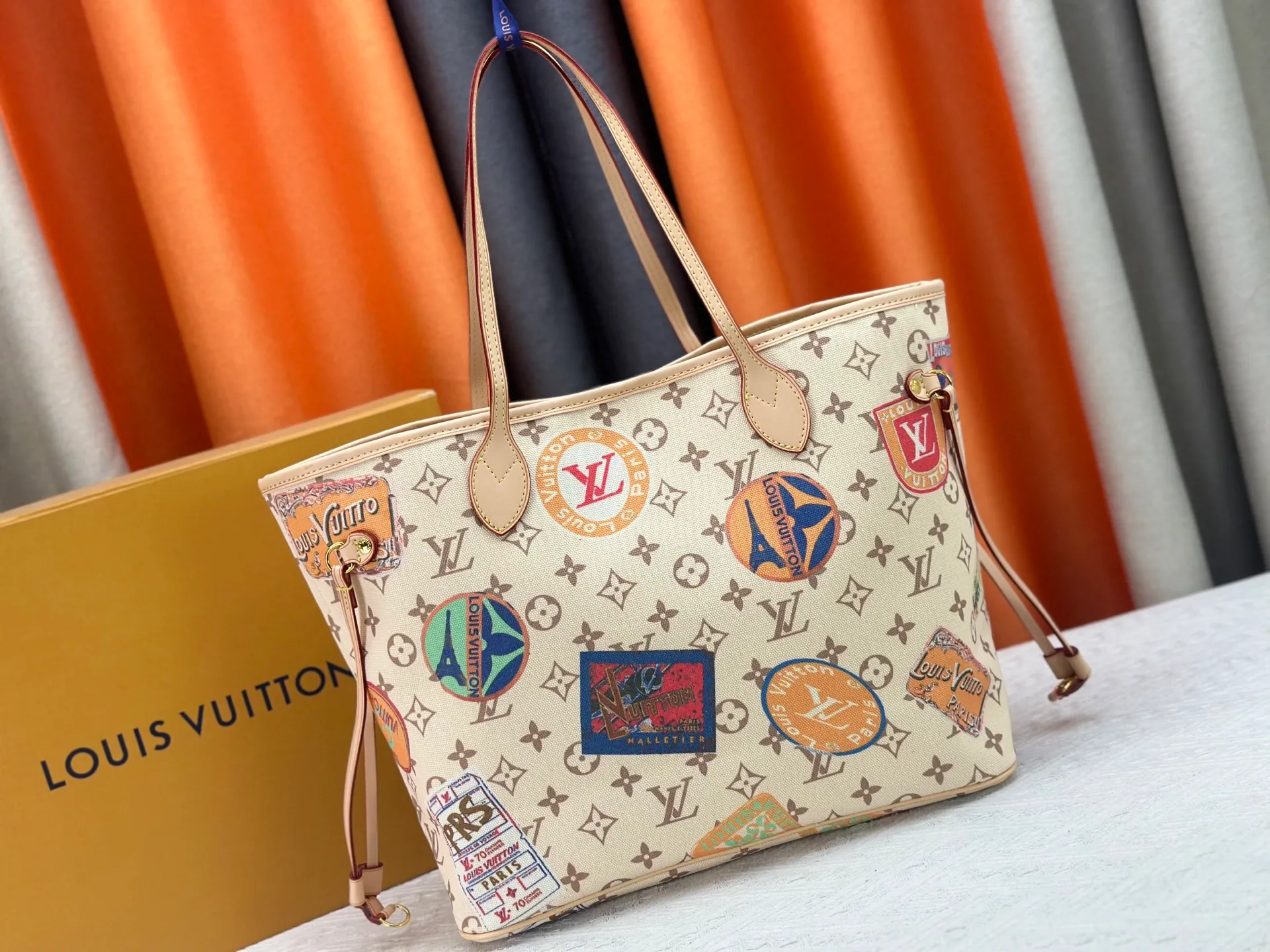 P270 Upgraded original version [Sac Neverfull Inside Out MM] M12061 M25665 M40995 White Flower Dune (double-sided) This reversible Neverfull Inside Out MM bag is an ideal companion for office days and weekend vacations. Sublimated with a gold metallic finish, it's crafted from Monogram Dune canvas on one side and smooth hazel leather on the back. Designed to carry a laptop and other daily essentials, this roomy model features laces and hooks on the sides for adjusting the opening. Removable zippered pouch allows you to store small items.  Dimensions: 31x28x14 cm