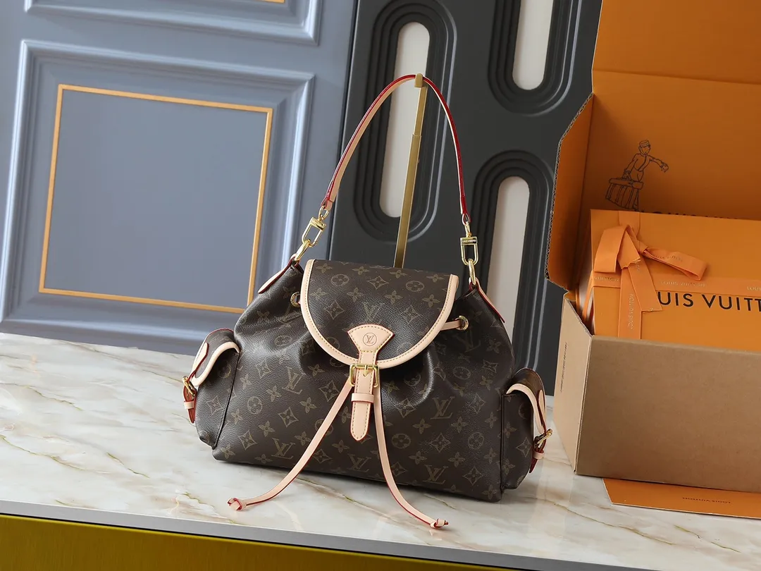 💰280💰Upgraded from the original M25085. This Odysée handbag is from the 2025 early autumn series, paying tribute to the brand heritage with a stylish everyday design. Dazzling buckles and detachable chains accentuate the Monogram canvas body, and the side pockets provide easy access to keys, lipstick and other small items. Dimensions: 27.0 x 17.0 x 12.0 cm (length x height x width)