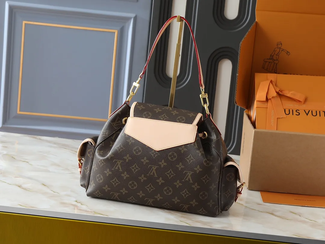 💰280💰Upgraded from the original M25085. This Odysée handbag is from the 2025 early autumn series, paying tribute to the brand heritage with a stylish everyday design. Dazzling buckles and detachable chains accentuate the Monogram canvas body, and the side pockets provide easy access to keys, lipstick and other small items. Dimensions: 27.0 x 17.0 x 12.0 cm (length x height x width)