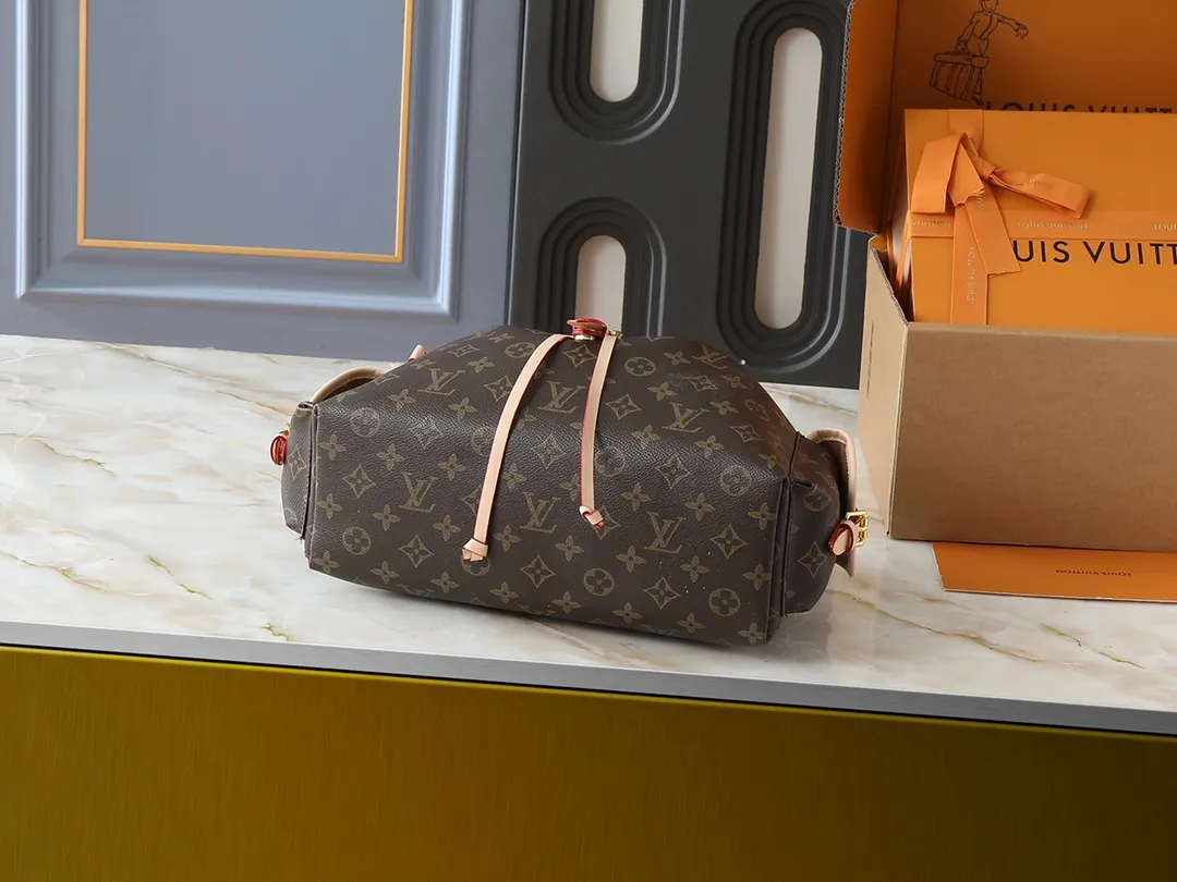 💰280💰Upgraded from the original M25085. This Odysée handbag is from the 2025 early autumn series, paying tribute to the brand heritage with a stylish everyday design. Dazzling buckles and detachable chains accentuate the Monogram canvas body, and the side pockets provide easy access to keys, lipstick and other small items. Dimensions: 27.0 x 17.0 x 12.0 cm (length x height x width)