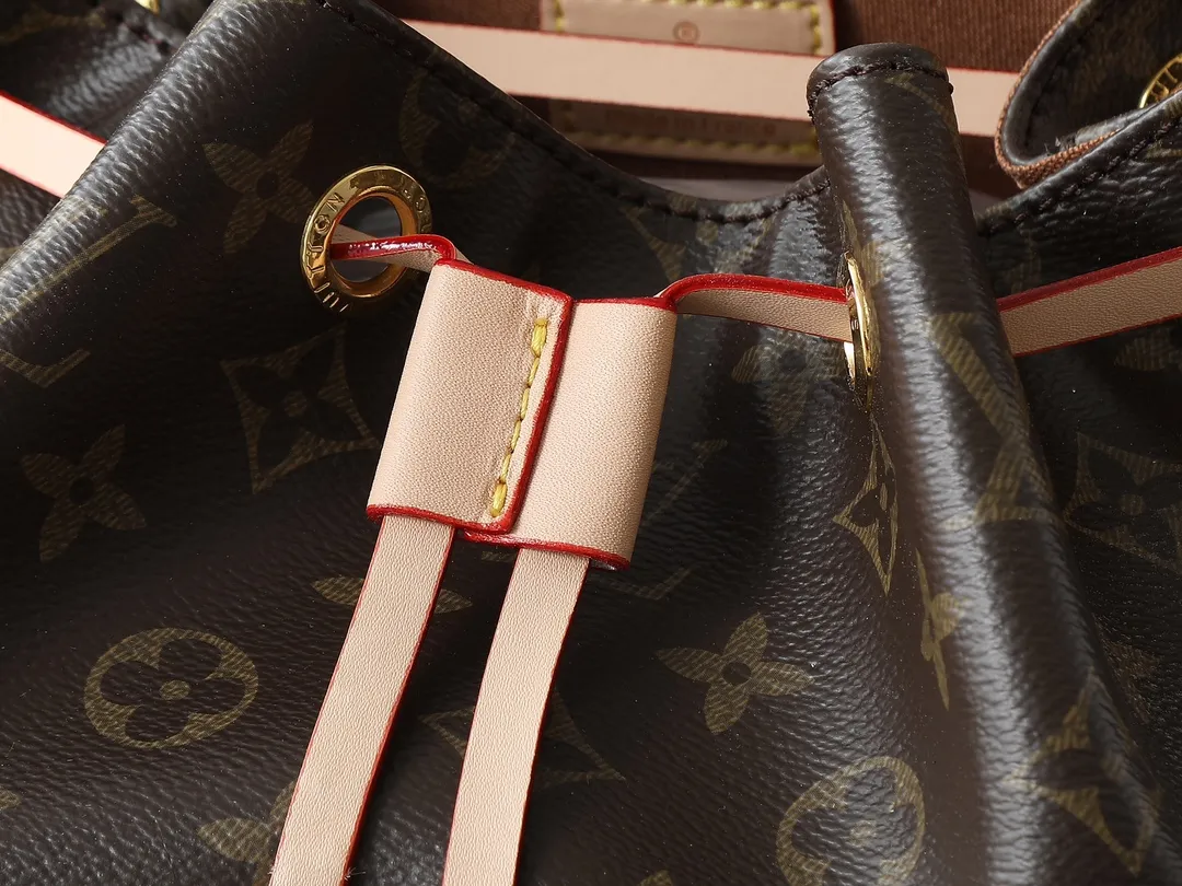 💰280💰Upgraded from the original M25085. This Odysée handbag is from the 2025 early autumn series, paying tribute to the brand heritage with a stylish everyday design. Dazzling buckles and detachable chains accentuate the Monogram canvas body, and the side pockets provide easy access to keys, lipstick and other small items. Dimensions: 27.0 x 17.0 x 12.0 cm (length x height x width)