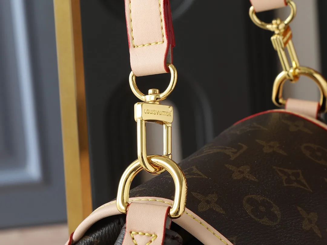💰280💰Upgraded from the original M25085. This Odysée handbag is from the 2025 early autumn series, paying tribute to the brand heritage with a stylish everyday design. Dazzling buckles and detachable chains accentuate the Monogram canvas body, and the side pockets provide easy access to keys, lipstick and other small items. Dimensions: 27.0 x 17.0 x 12.0 cm (length x height x width)