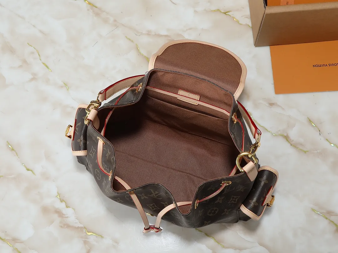 💰280💰Upgraded from the original M25085. This Odysée handbag is from the 2025 early autumn series, paying tribute to the brand heritage with a stylish everyday design. Dazzling buckles and detachable chains accentuate the Monogram canvas body, and the side pockets provide easy access to keys, lipstick and other small items. Dimensions: 27.0 x 17.0 x 12.0 cm (length x height x width)