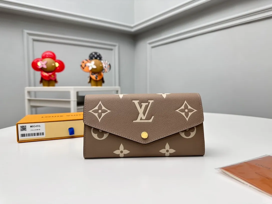 Factory Price 460 [Top Original Order] M80496 Apricot 👏👏 This Louis Vuitton classic Sarah wallet is made of two-tone Monogram Empreinte leather to create an elegant shape and is embellished with the iconic Monogram embossed pattern. The envelope-style bag flap design is securely opened and closed with gold snap buttons, opening it to reveal an organized interior space. This wallet features two large compartments, multiple pockets, and 16 credit card slots. Dimensions: 19 x 10.5 x 2cm.